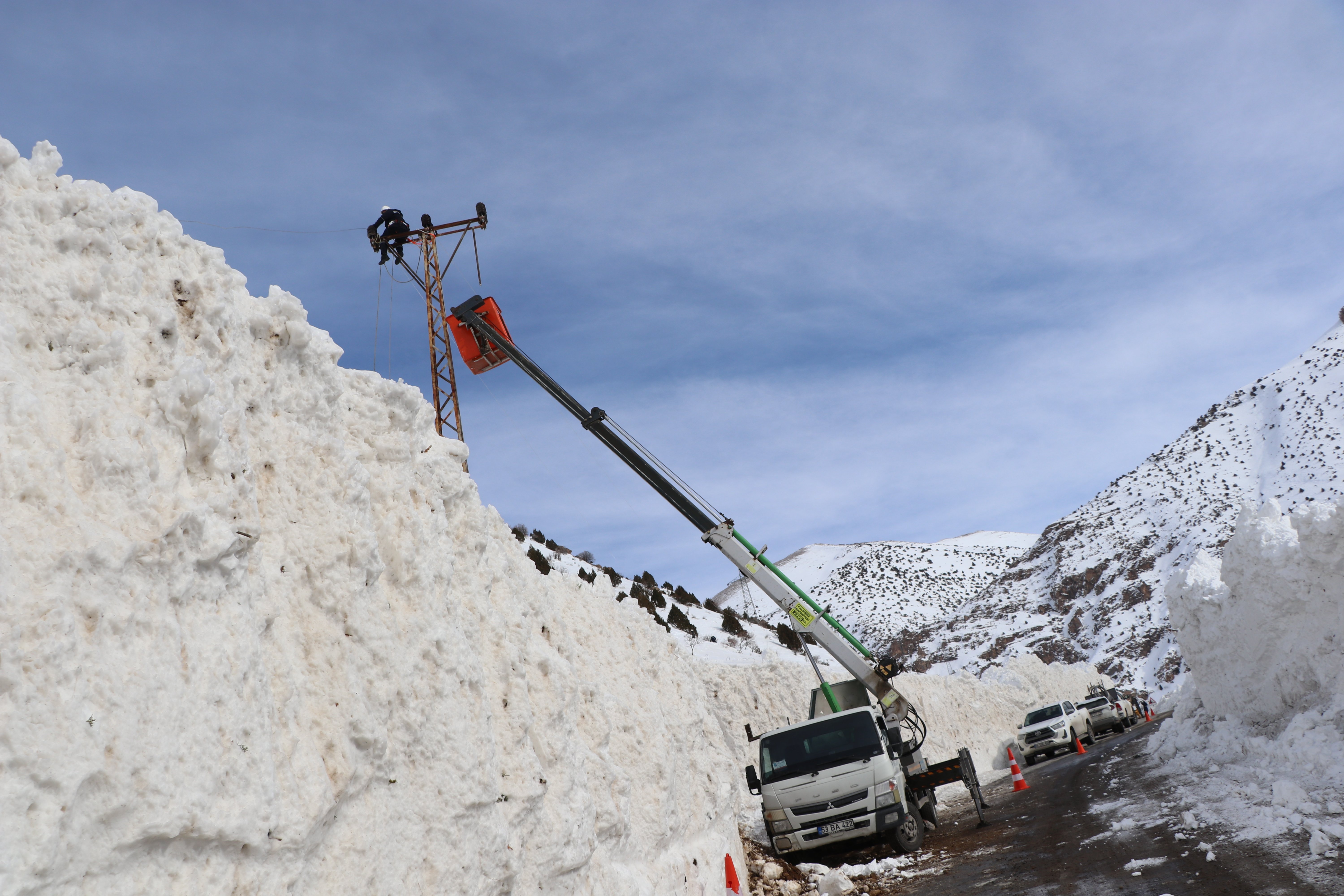 VEDAŞ ekipleri karda yürüyerek