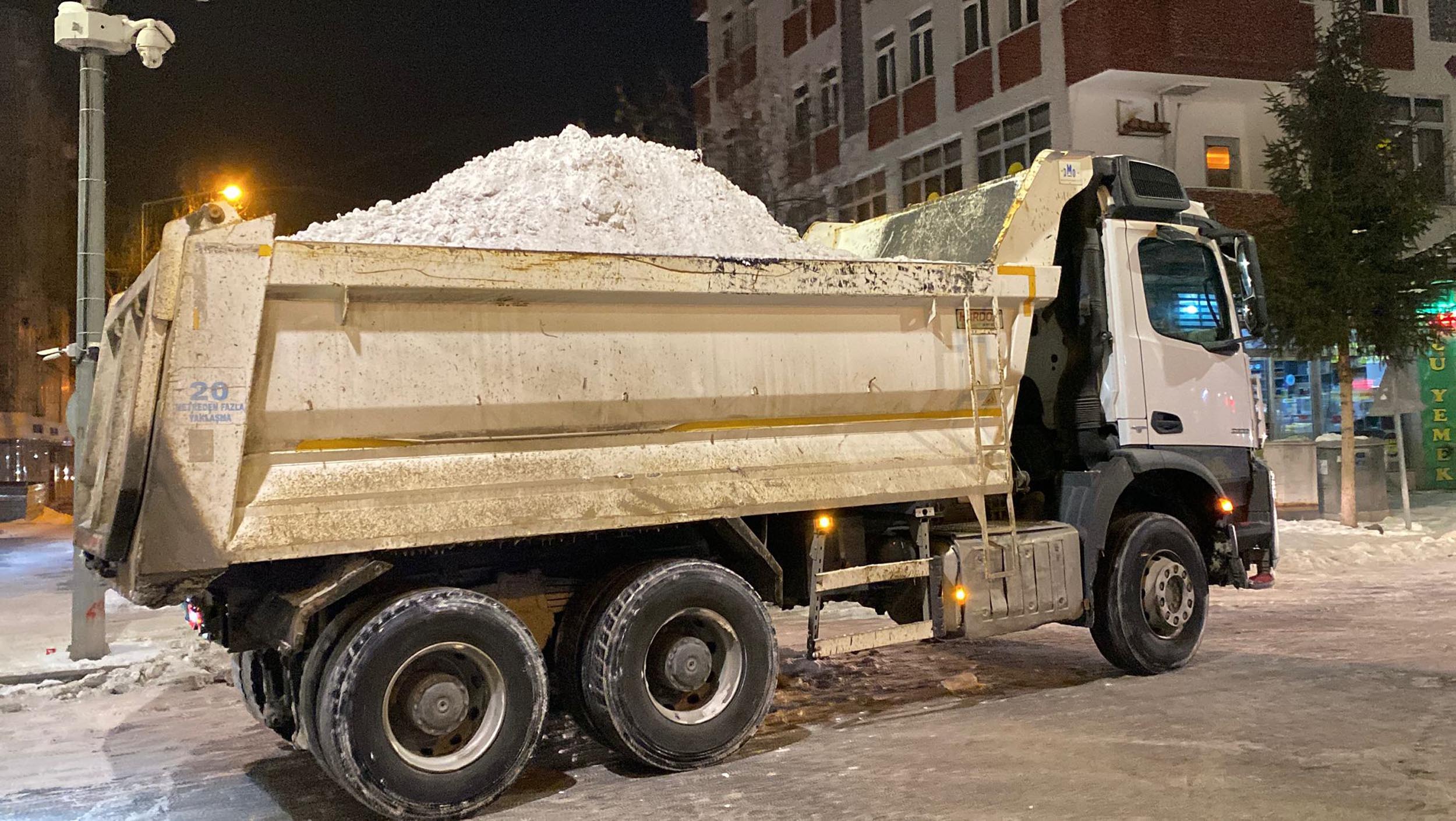 Kars kar temizleme ekipleri çalışıyor