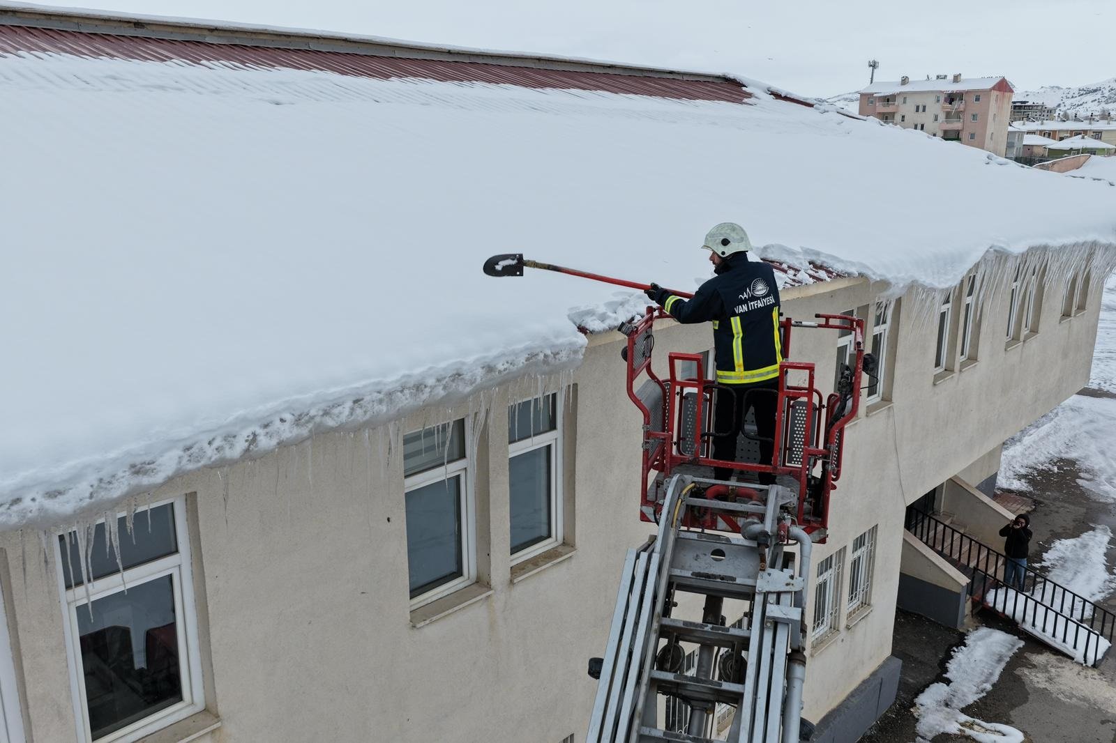 Van okul çatısı kar temizleme