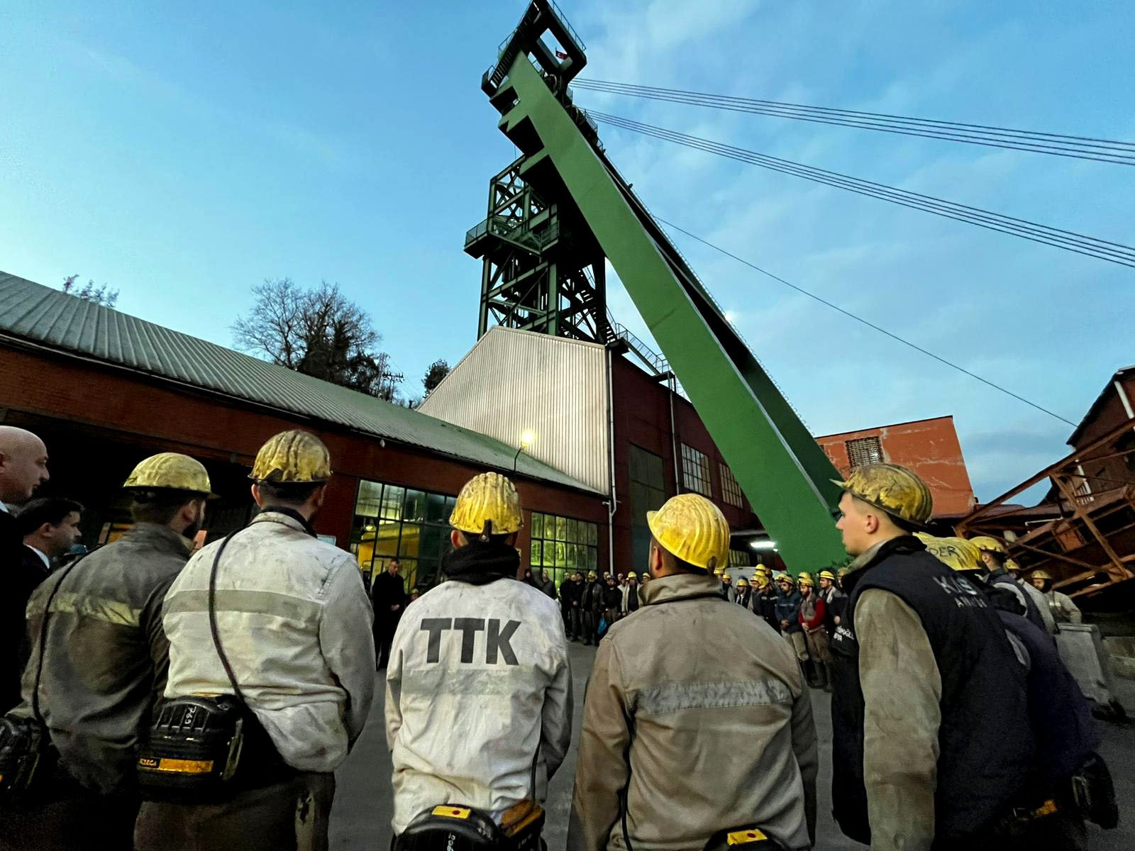 Maden işçileri ve sendika temsilcileri anma töreninde bir arada