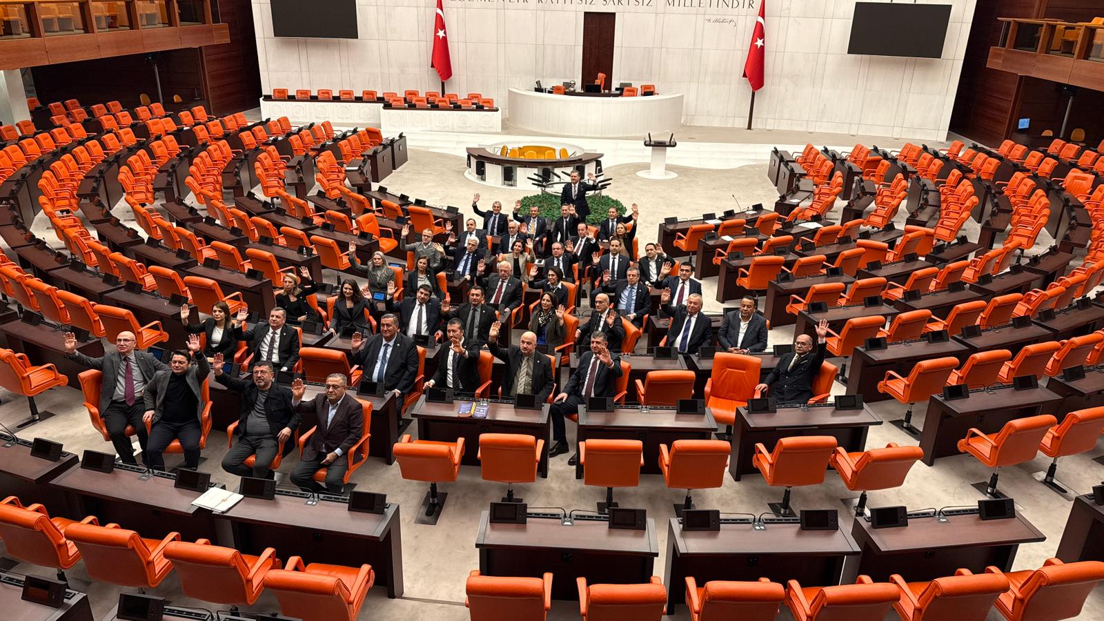 Özgür Özel TBMM Emekli Nöbeti