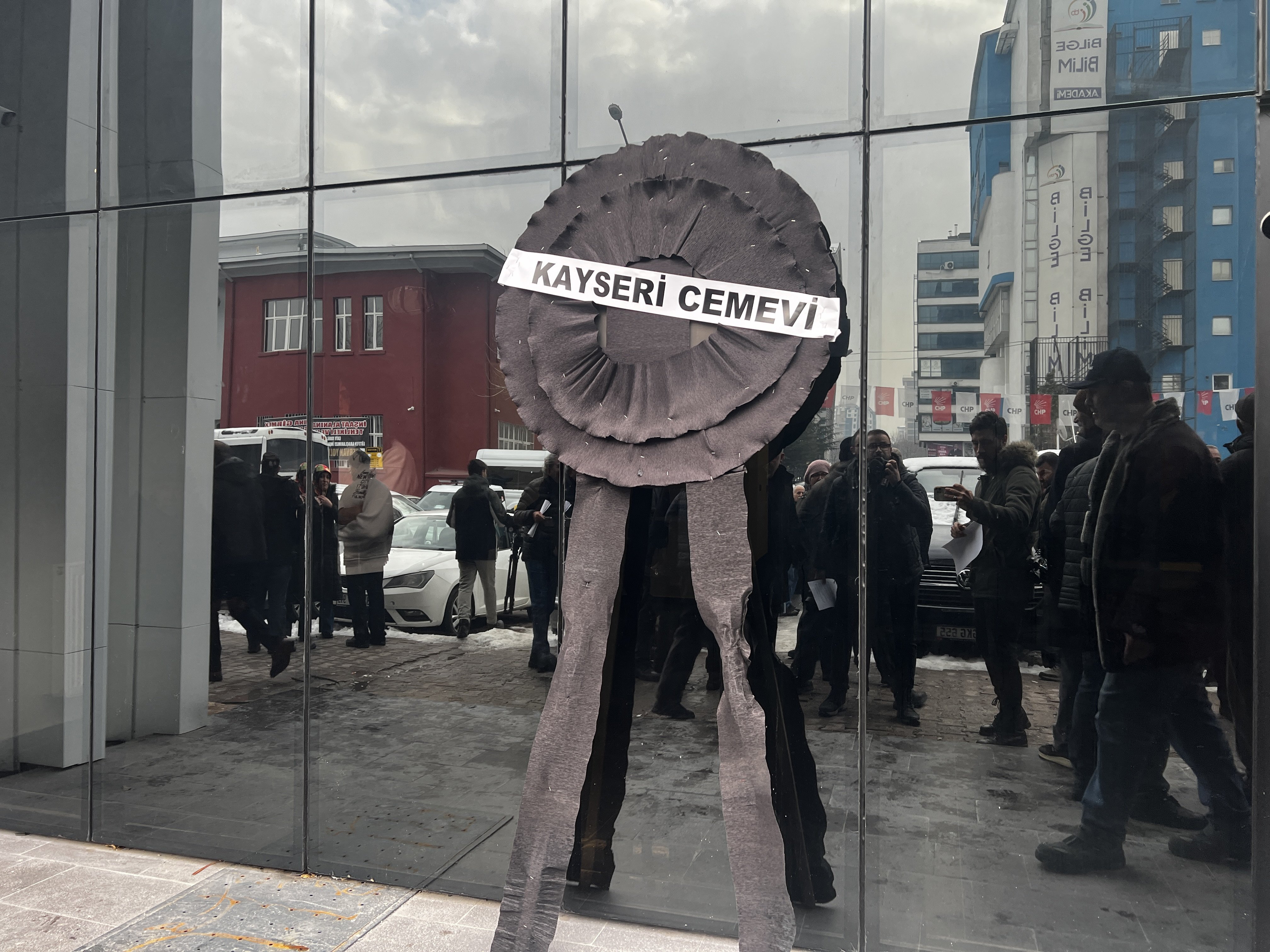 CHP Kayseri İl Başkanlığı binası önündeki siyah çelenk