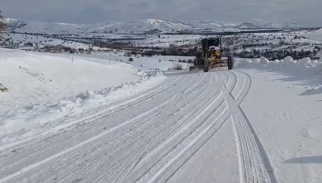 Elazığ kar altında kalan köy yolu