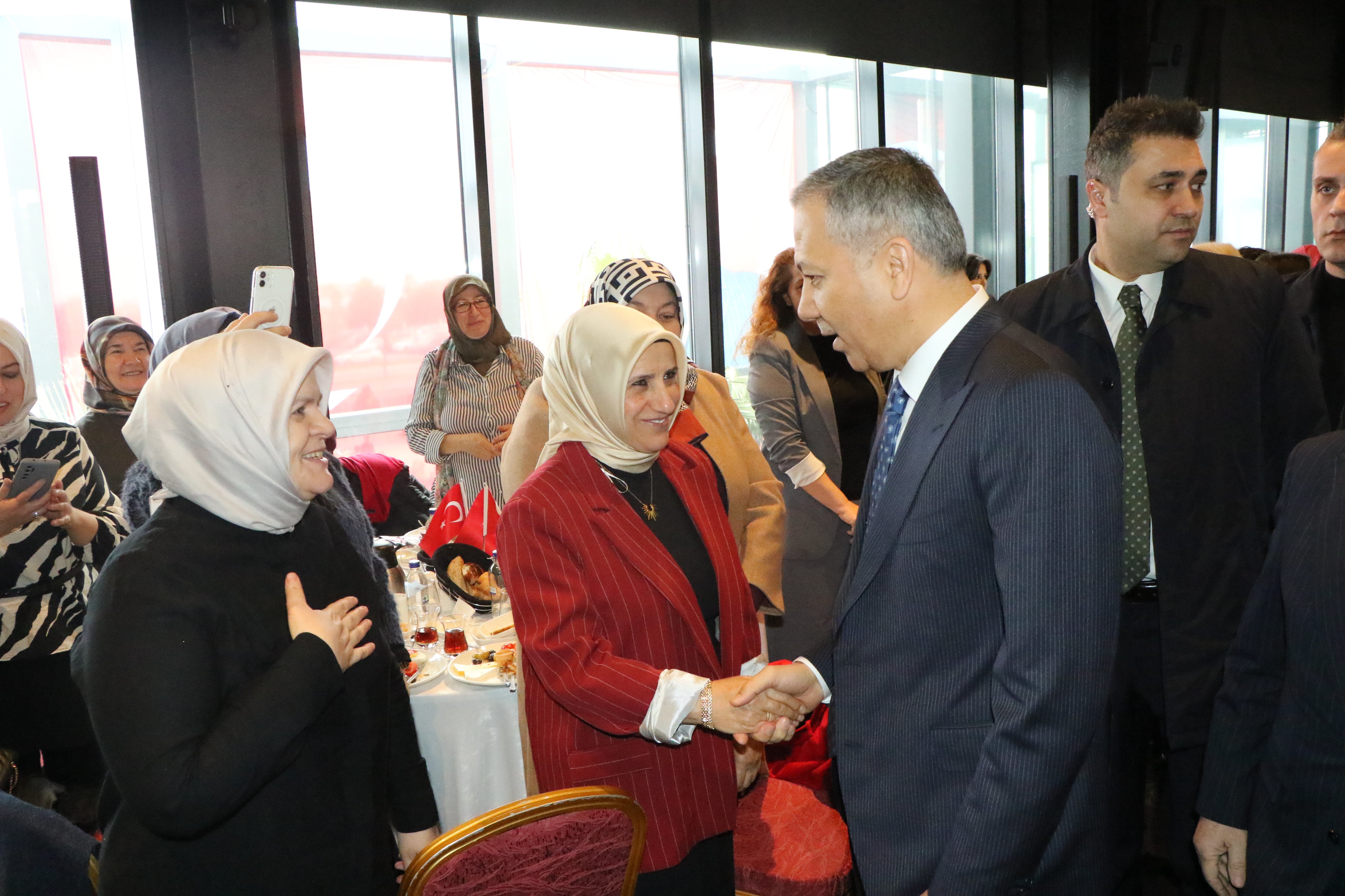 Bakan Yerlikaya konuşma yapıyor