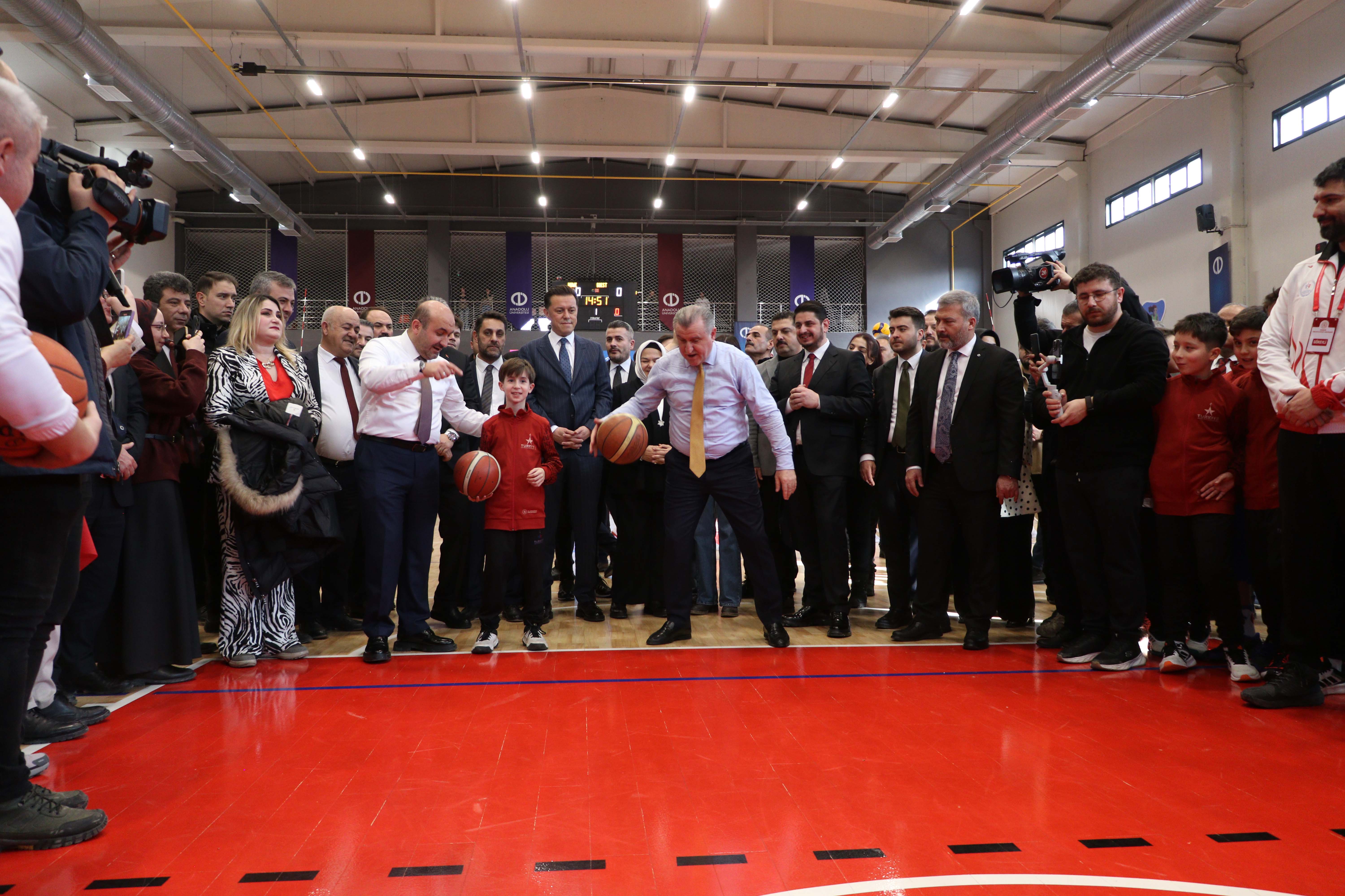 Bakan Bak Konuşma Yapıyor