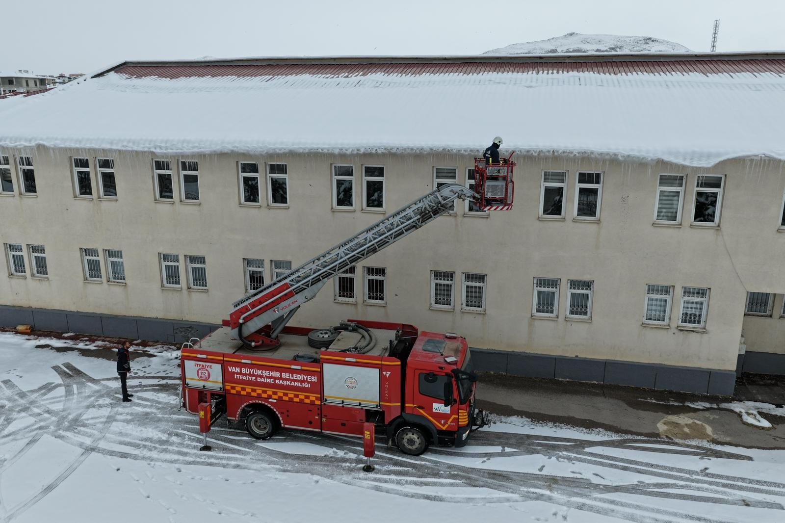 Van karla mücadele ekipleri çalışıyor