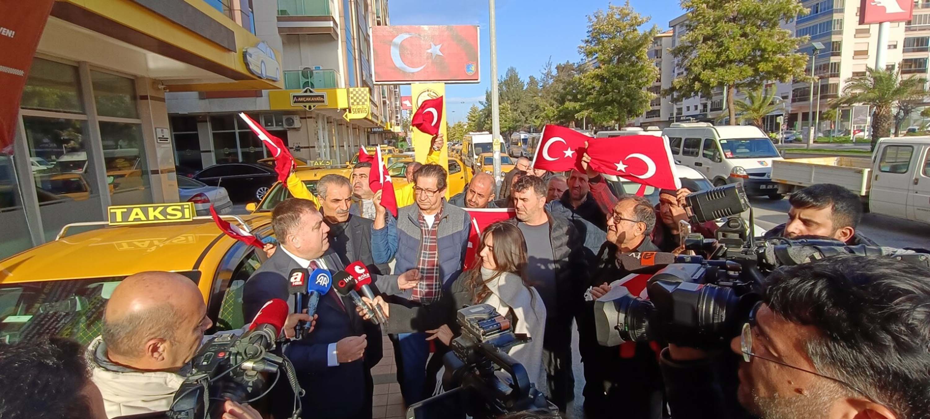 İzmir taksicileri Türk bayraklarıyla protesto