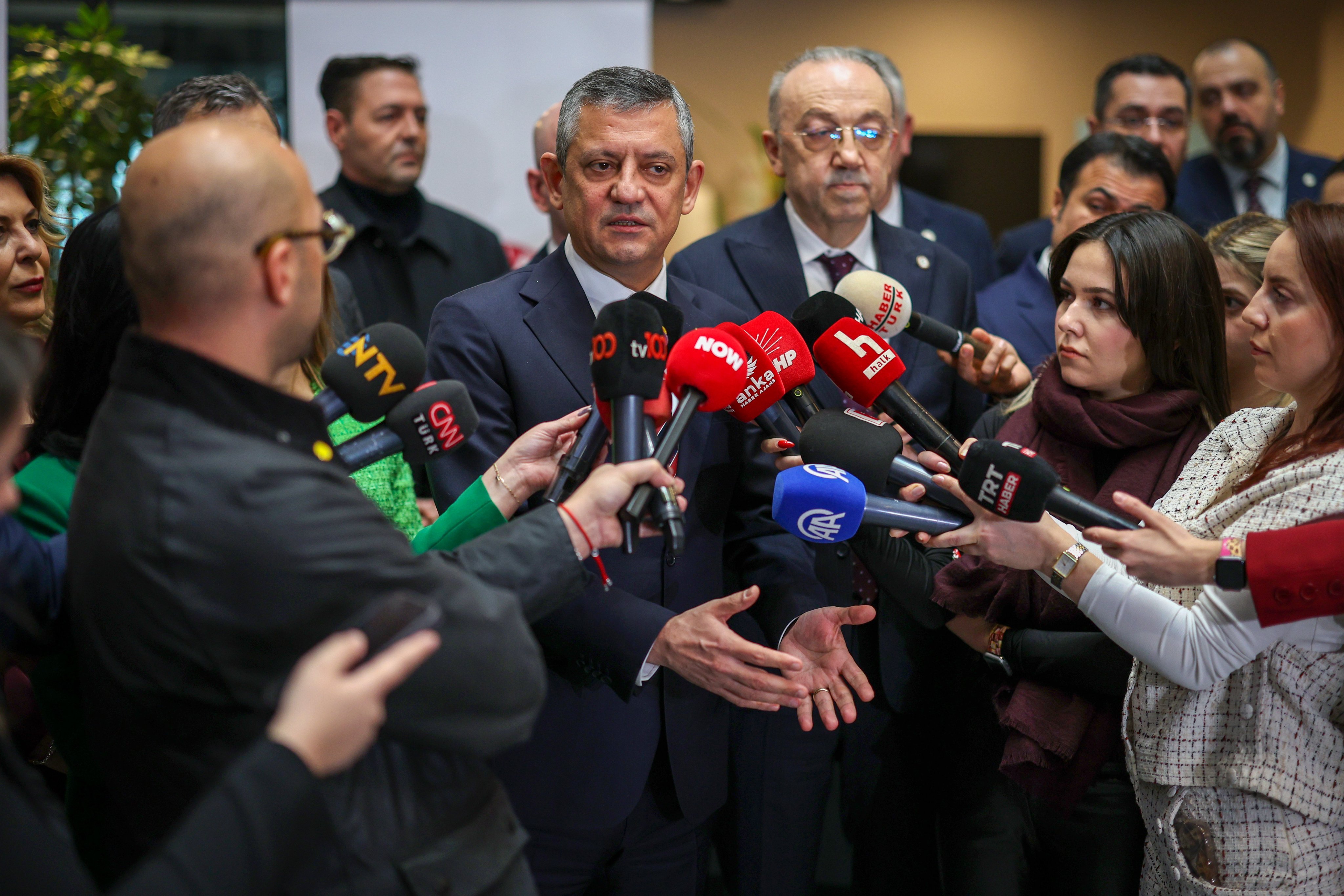 Özgür Özel Açıklama Yaparken