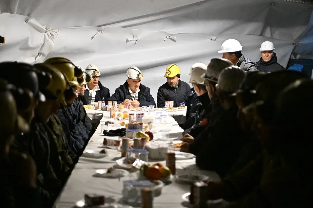 Vali Özkan madencilerle sohbet