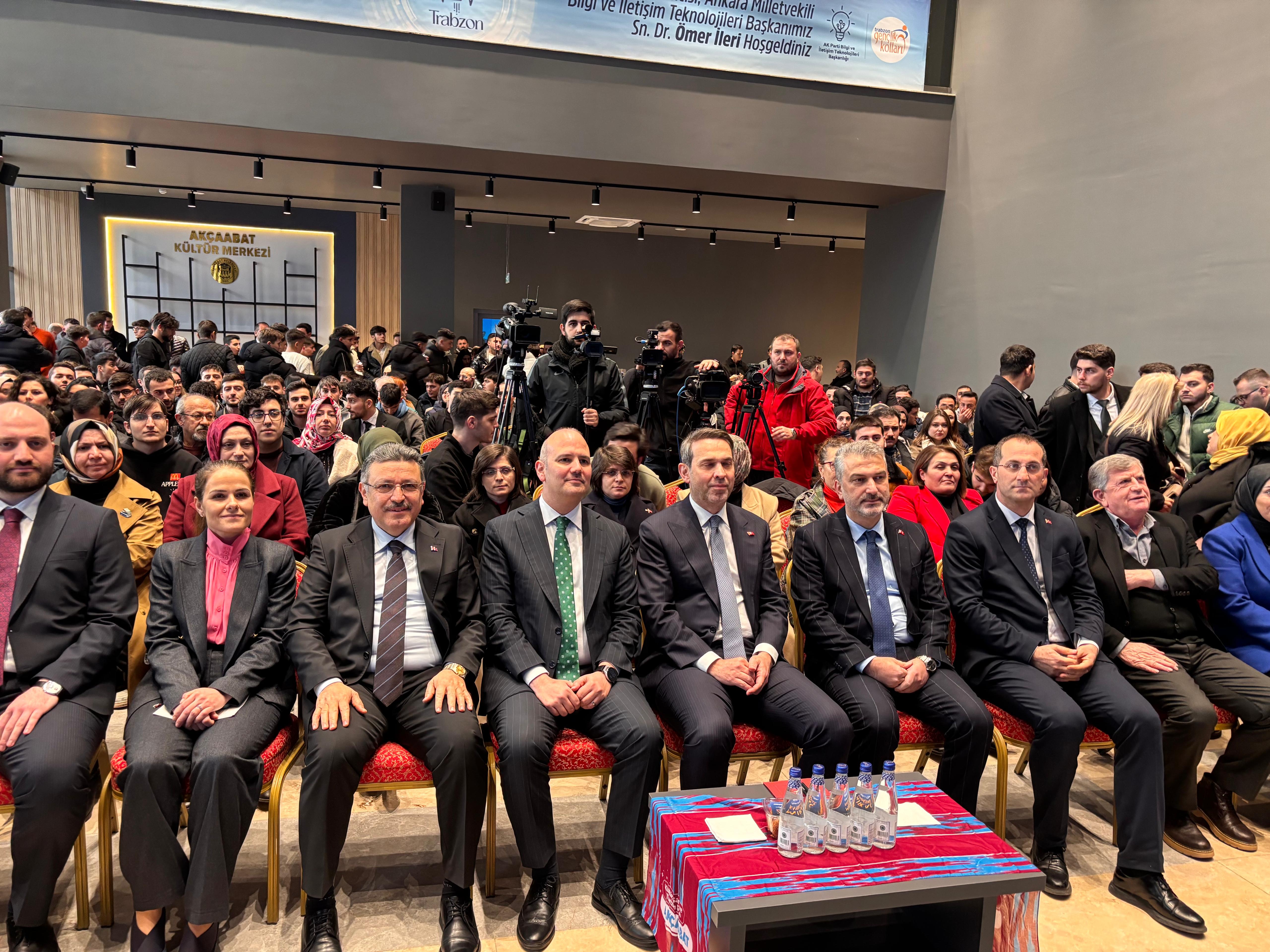 Enerji Bakanı Alparslan Bayraktar konuşma yapıyor