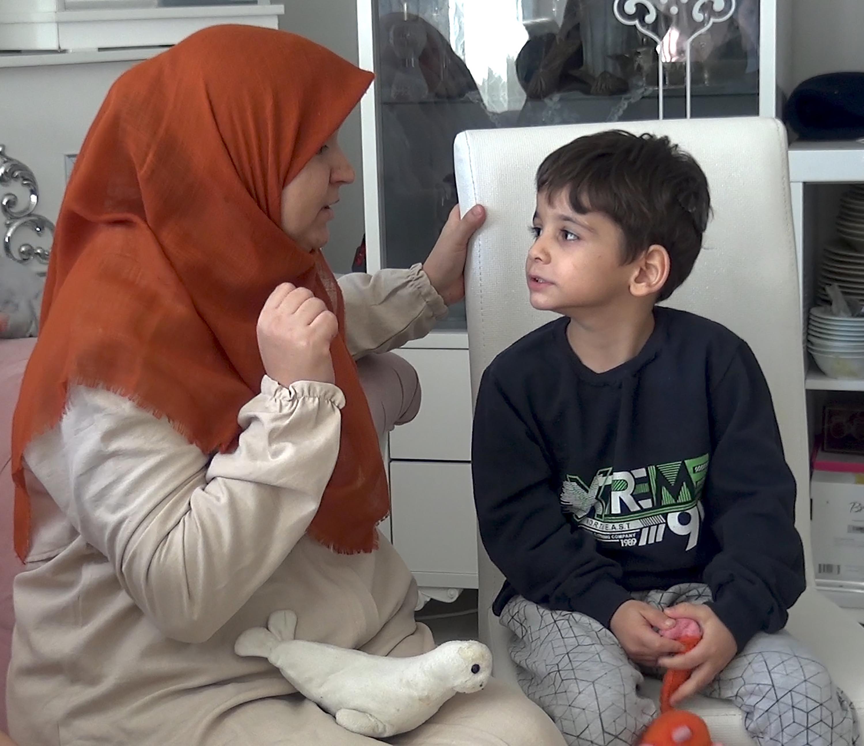 Hatice Kısa açıklama yapıyor