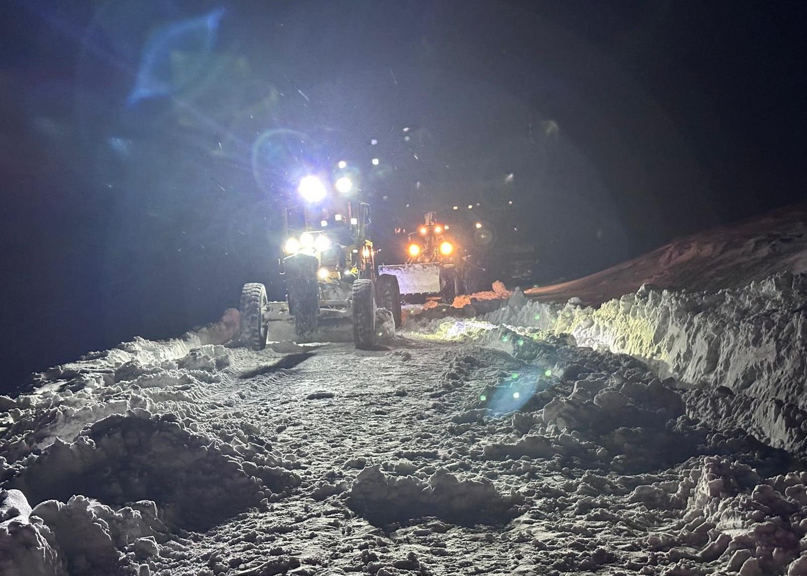 Van Büyükşehir Belediyesi karla mücadele ekibi kar temizleme çalışması