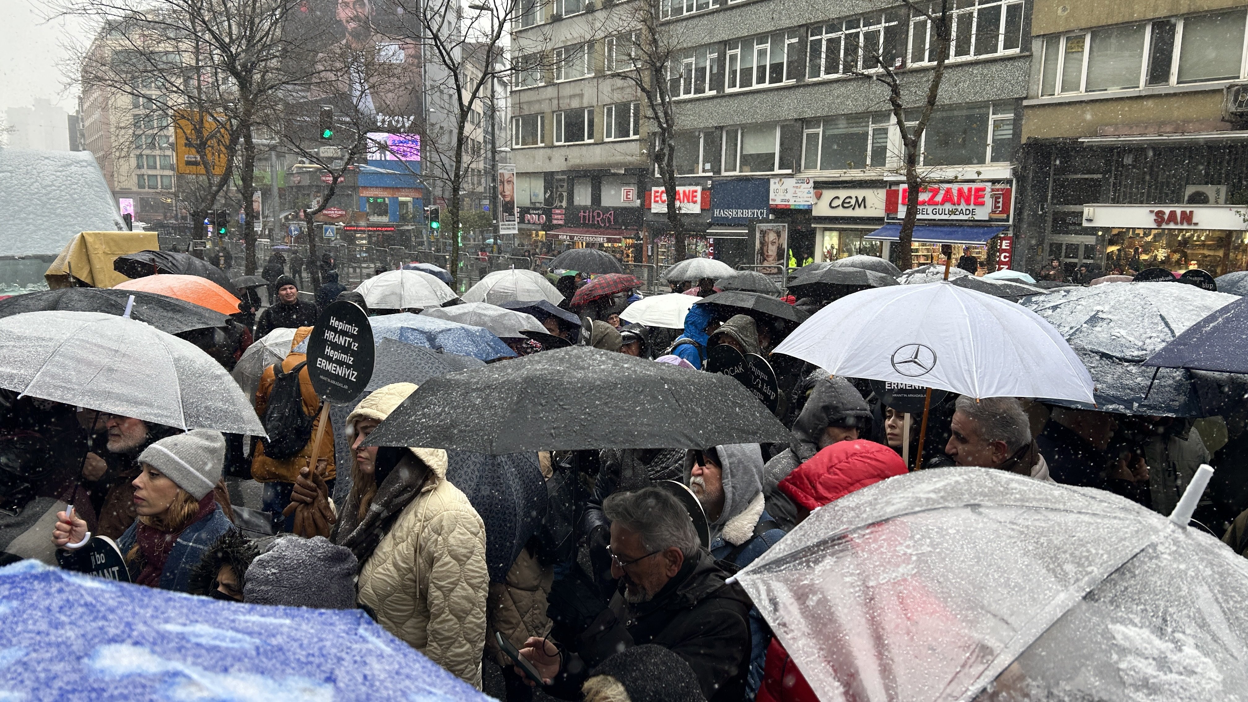 Hrant Dink anması karanfil bırakma