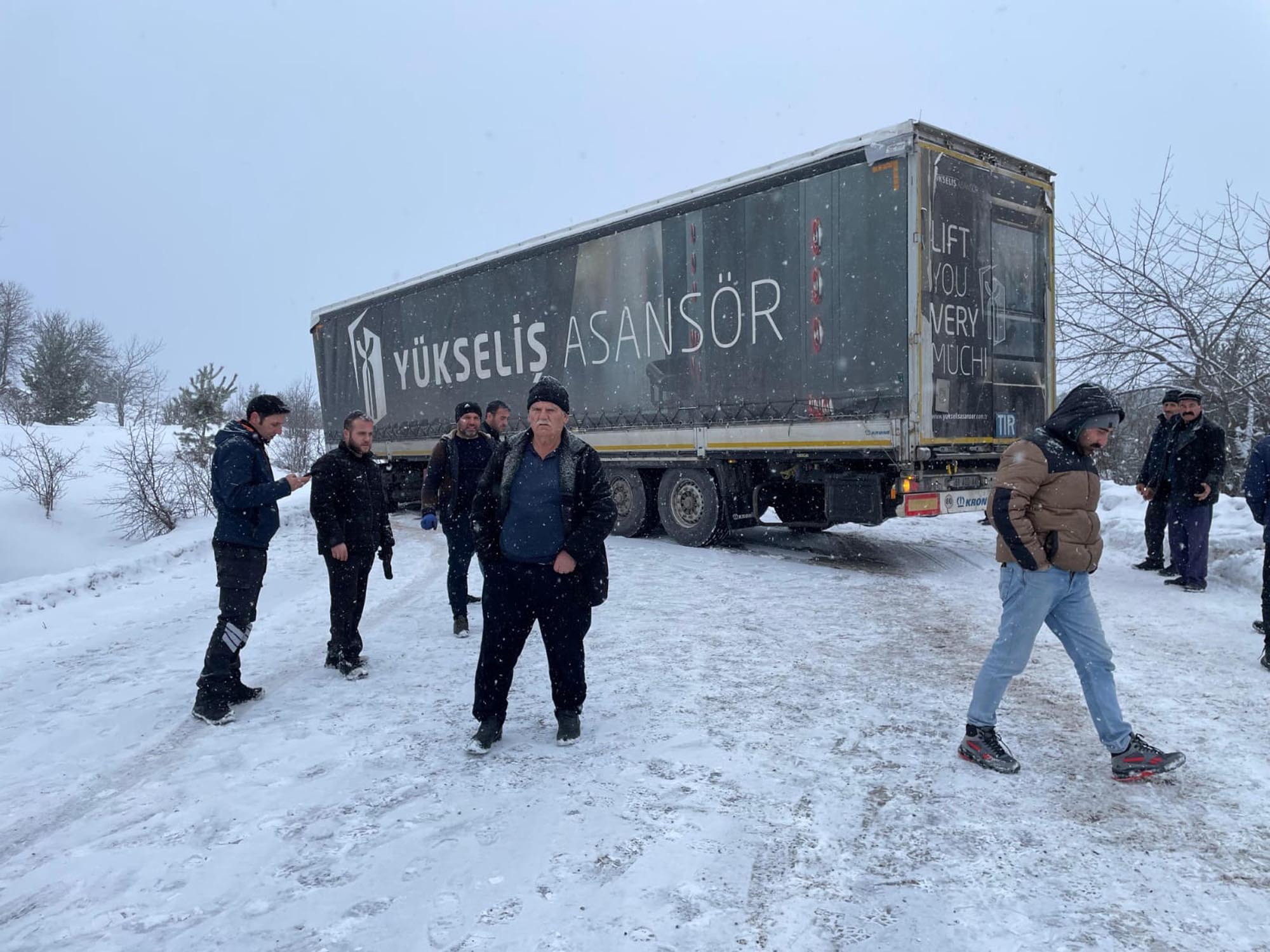 Posof TIR kurtarma çalışması karayolları ekipleri