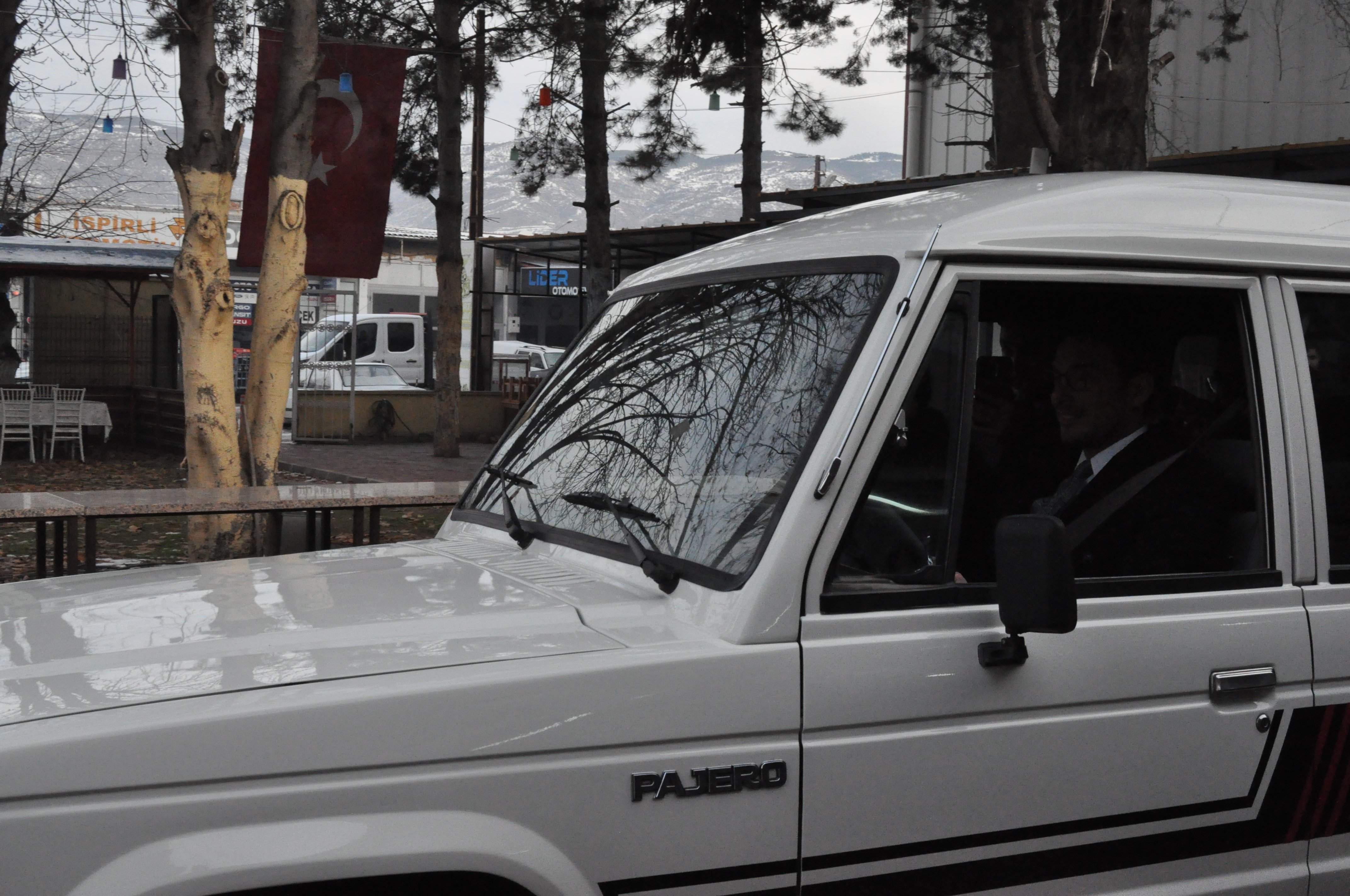 Restore edilmiş cipin yanında Başkan Yazıcıoğlu