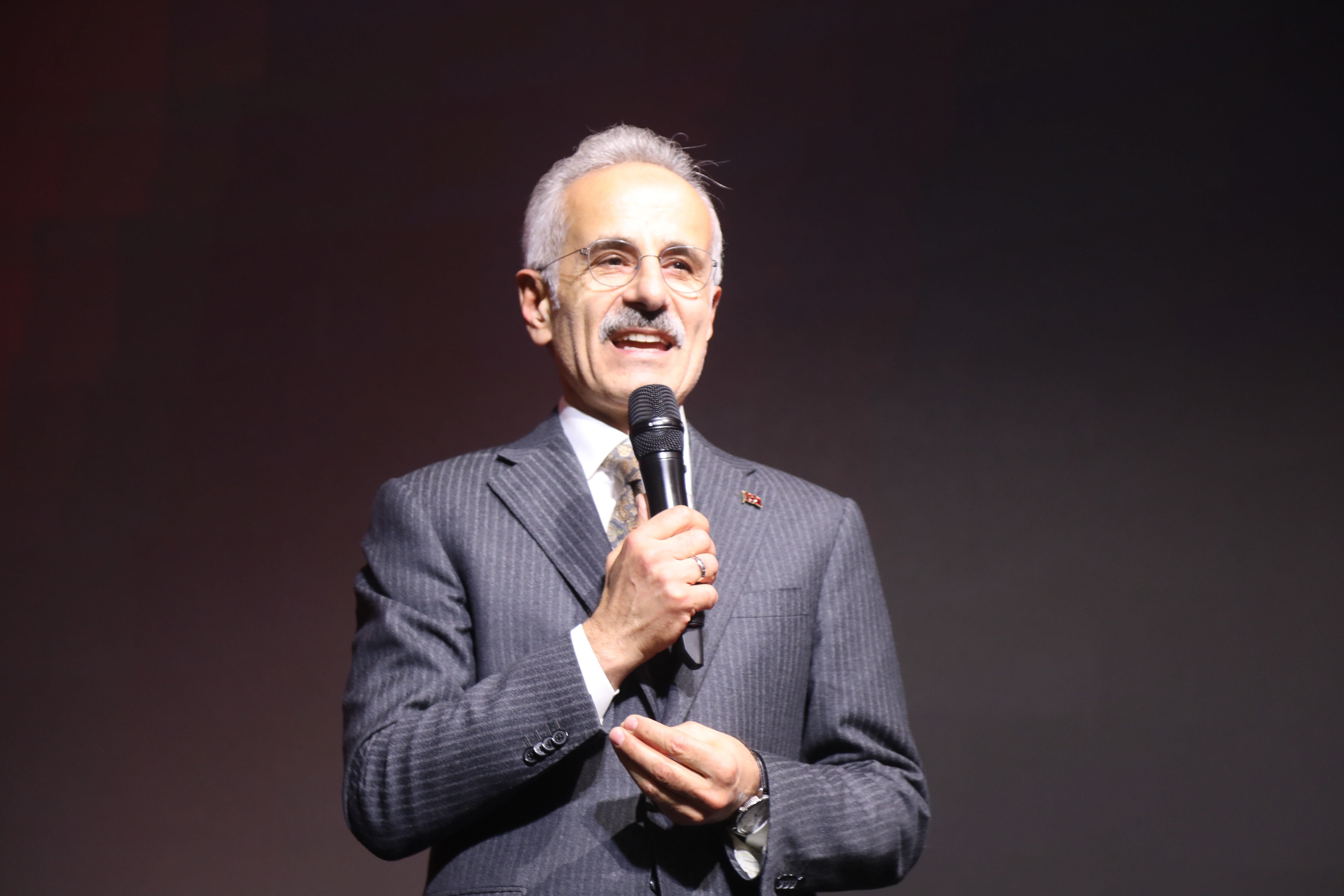 Bakan Uraloğlu konuşma yaparken