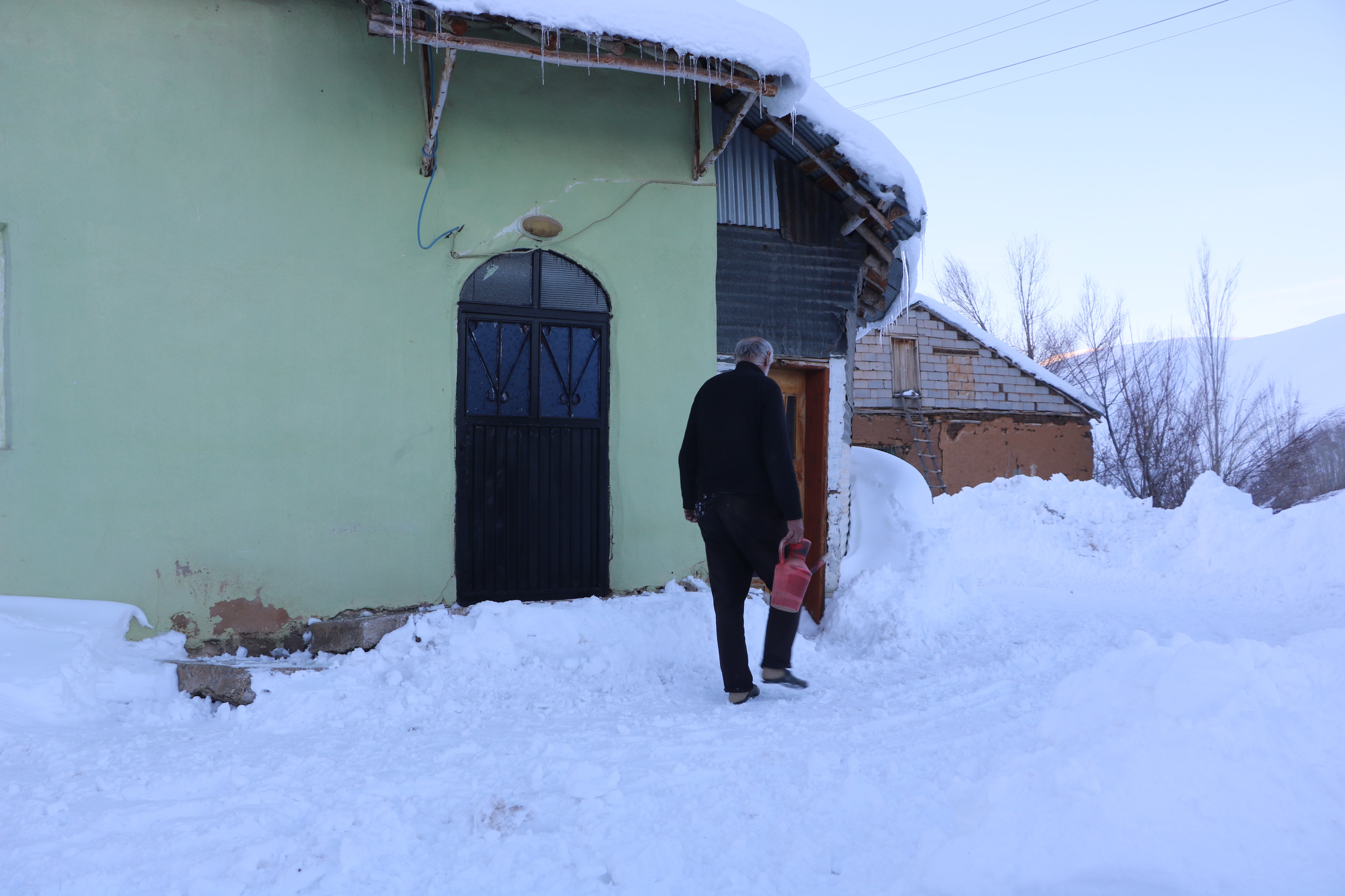 Kerem Kaçıcı evinin içinde