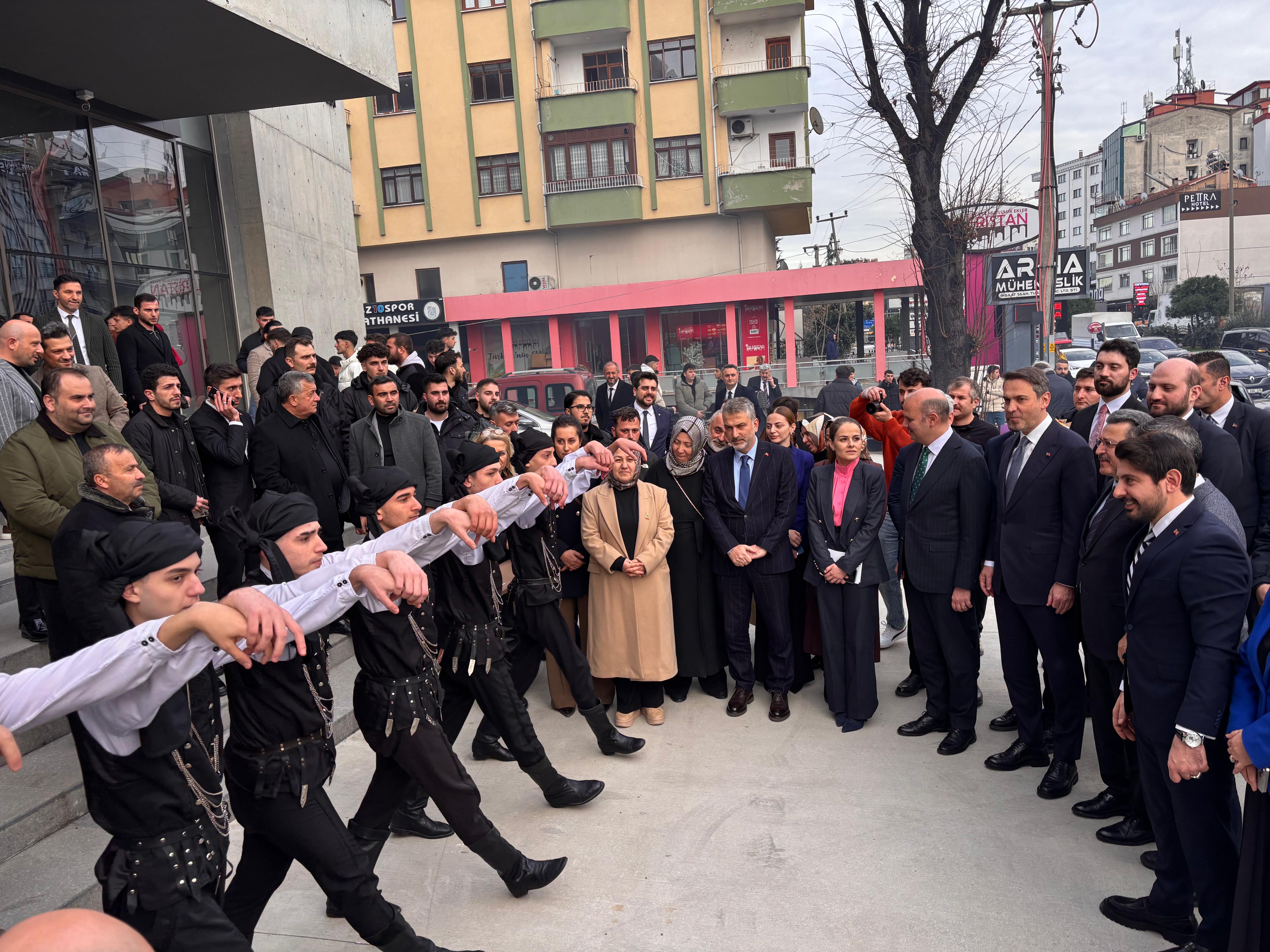 Bakan Bayraktar ve Ömer İleri gençlerle sohbet ediyor