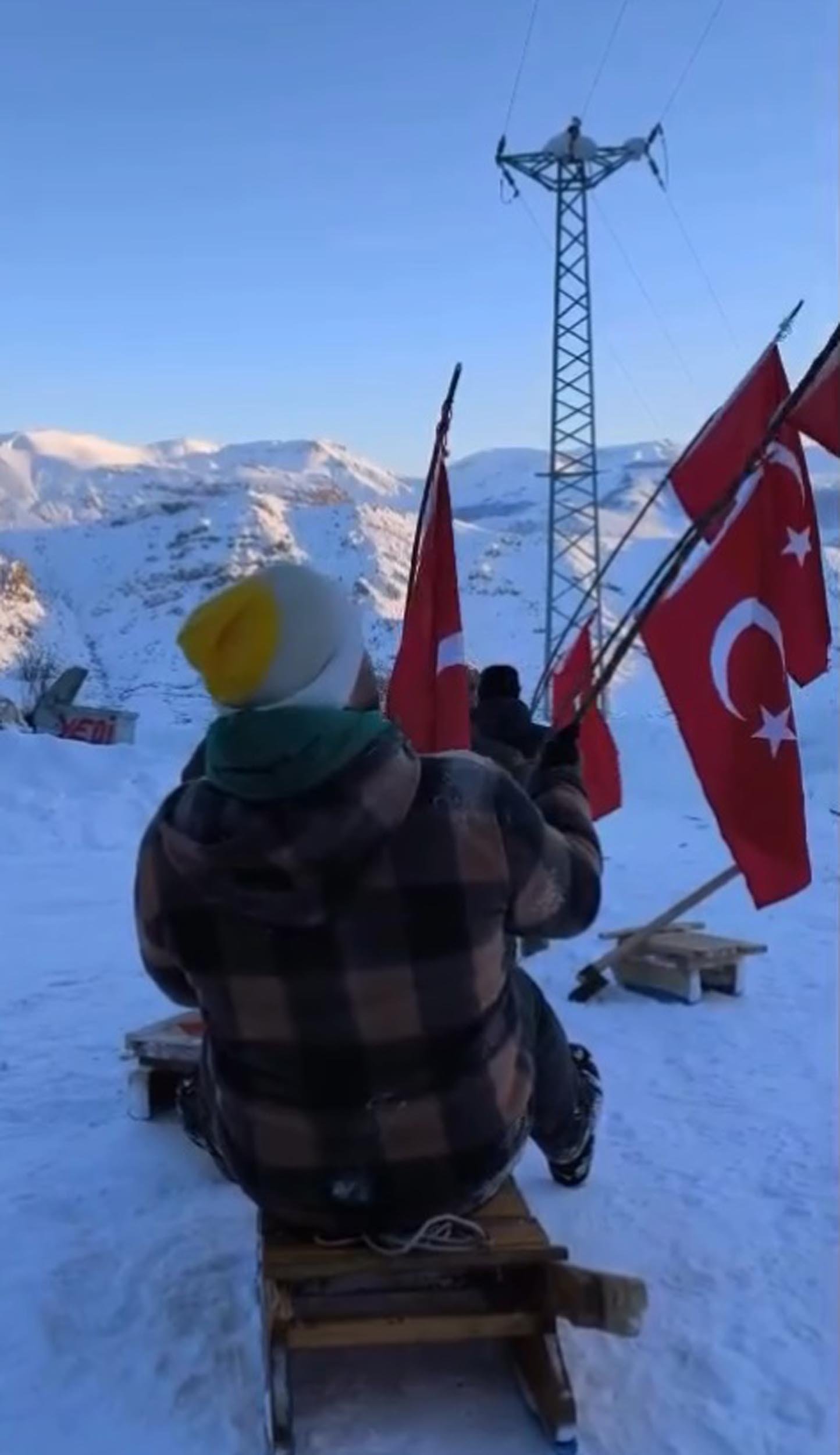 Tepede saygı duruşundaki gençler