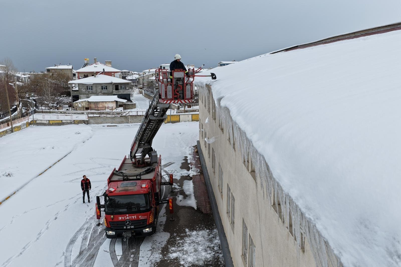 Van belediye ekipleri kar temizliği