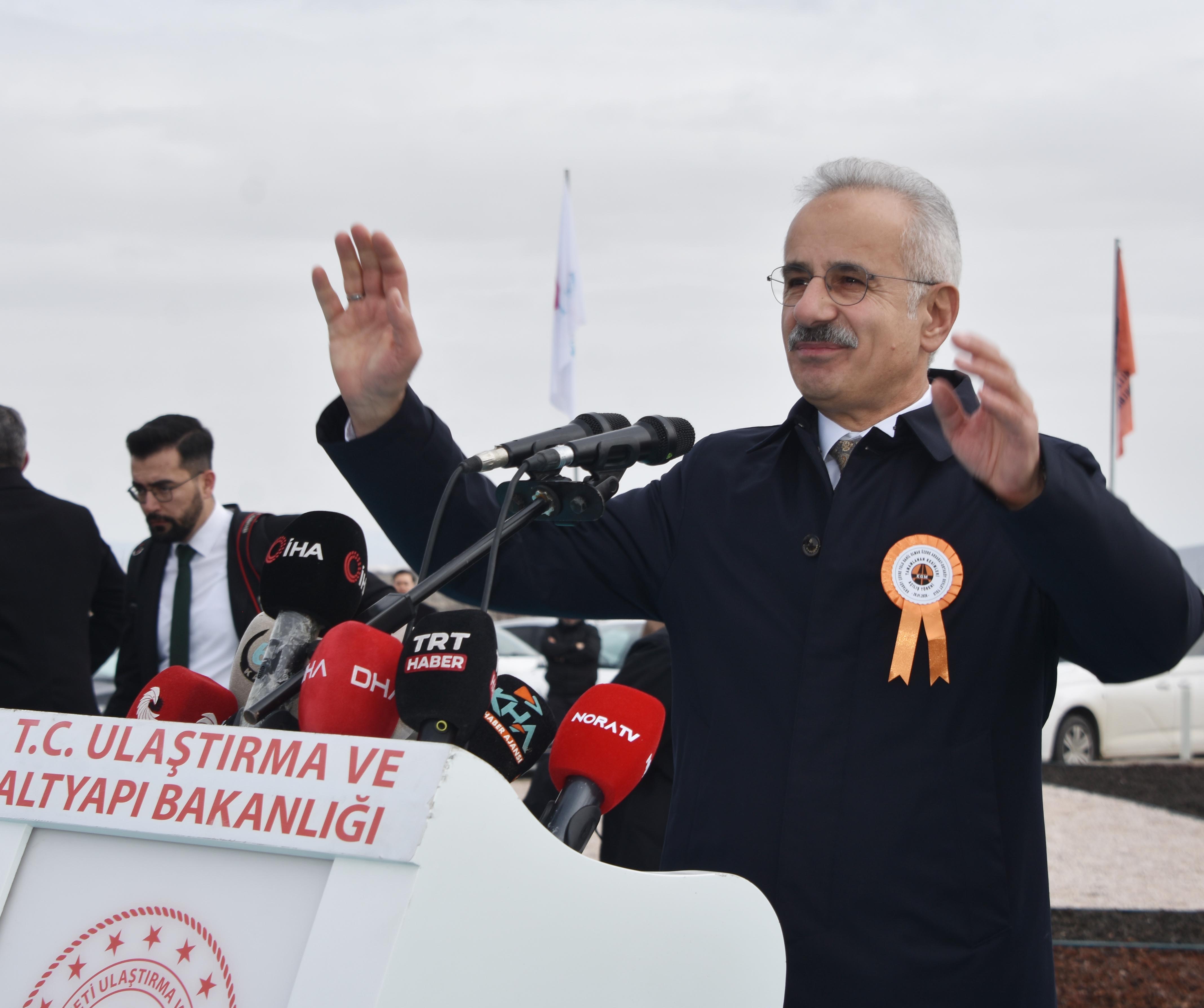 Bakan Uraloğlu açılış kurdelesini keserken