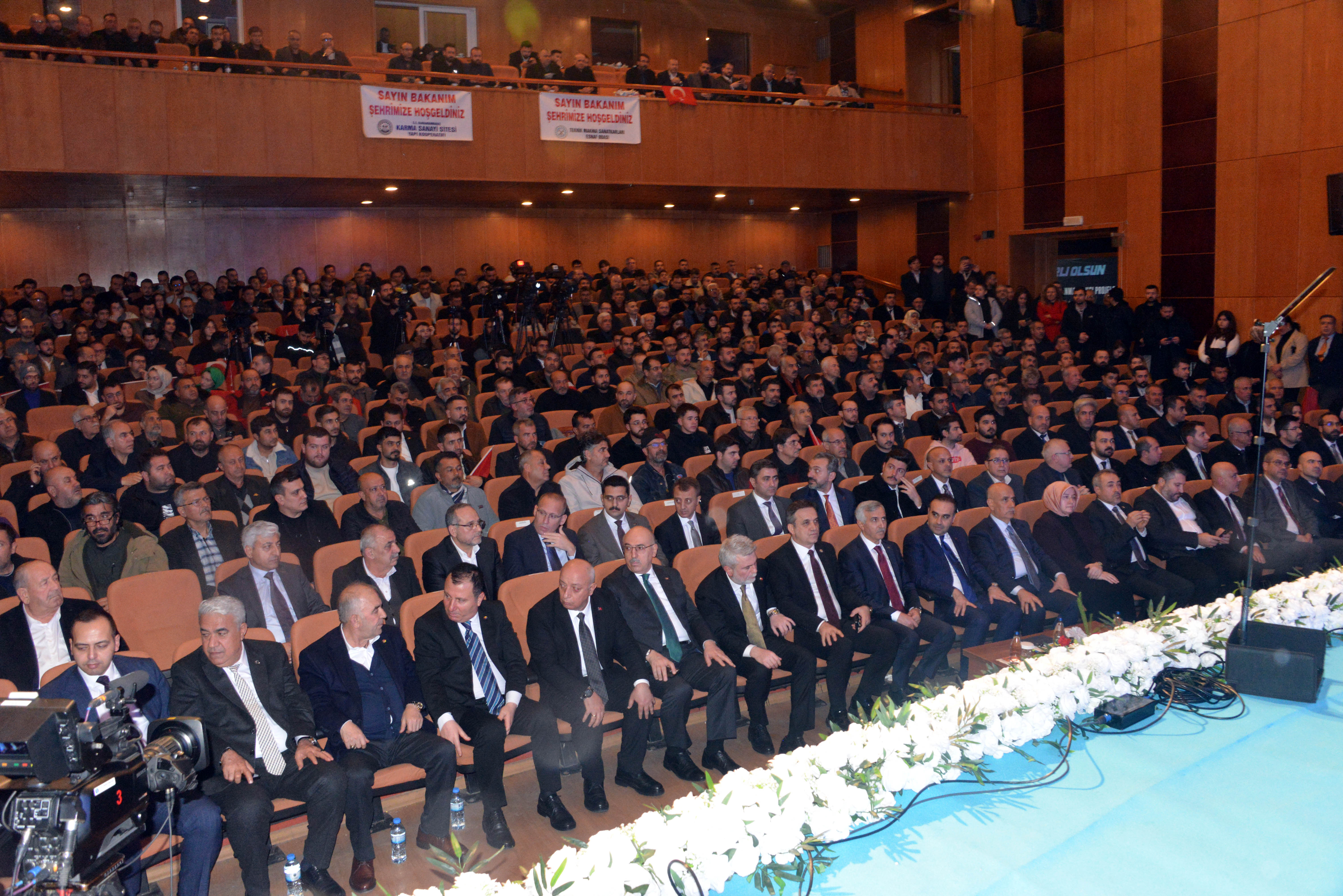 Bakan Kacır ve beraberindekiler açılış kurdelesini kesiyor