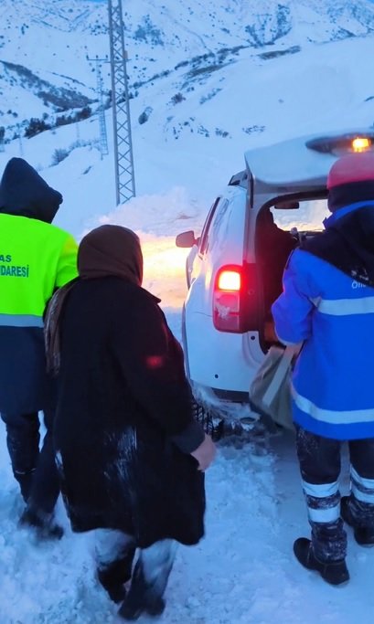 Sivas Zara karla kaplı köy yolu