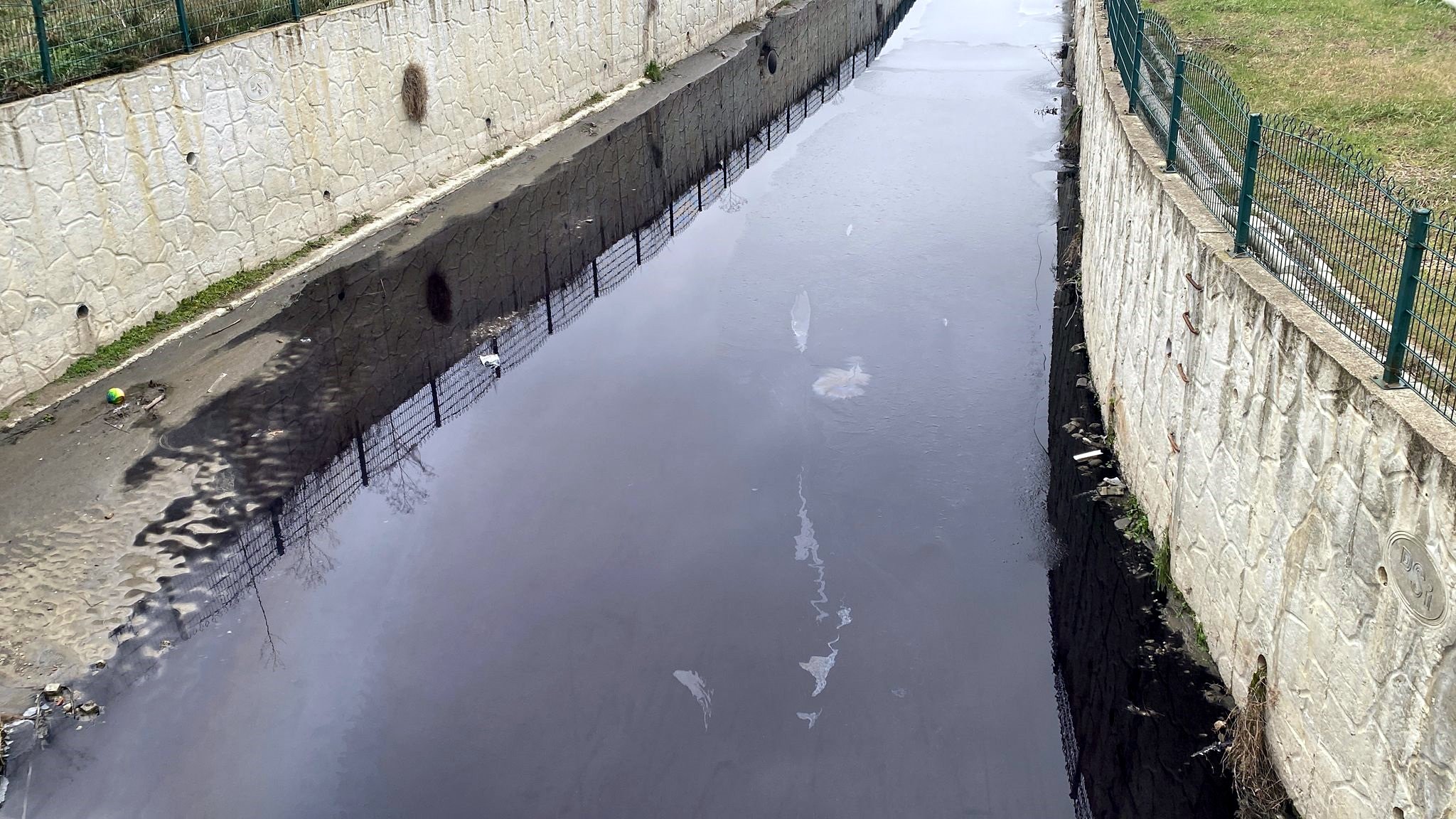 Kirlenmiş dere görüntüsü