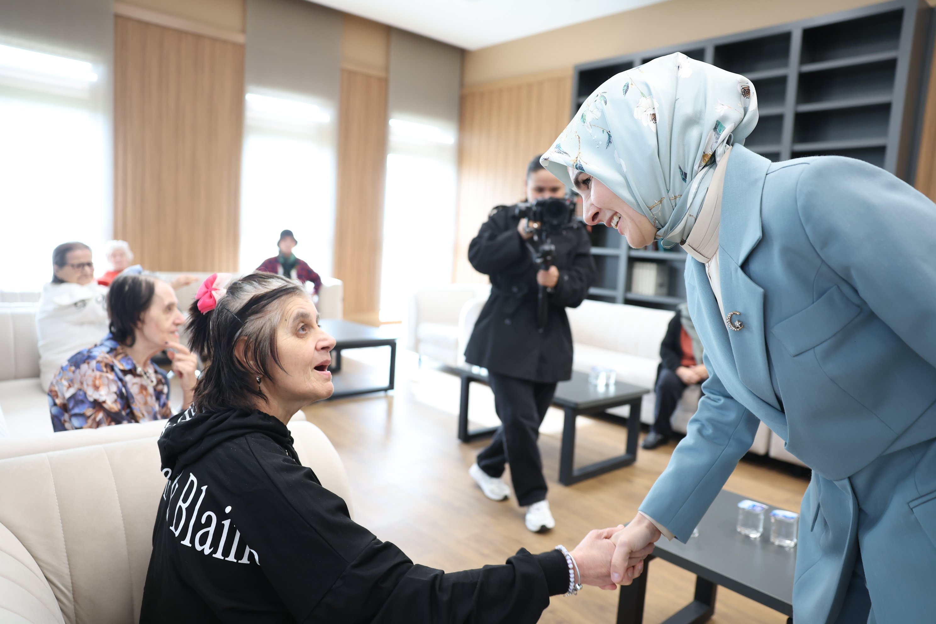 Bakan Göktaş basın mensuplarına bilgi verirken