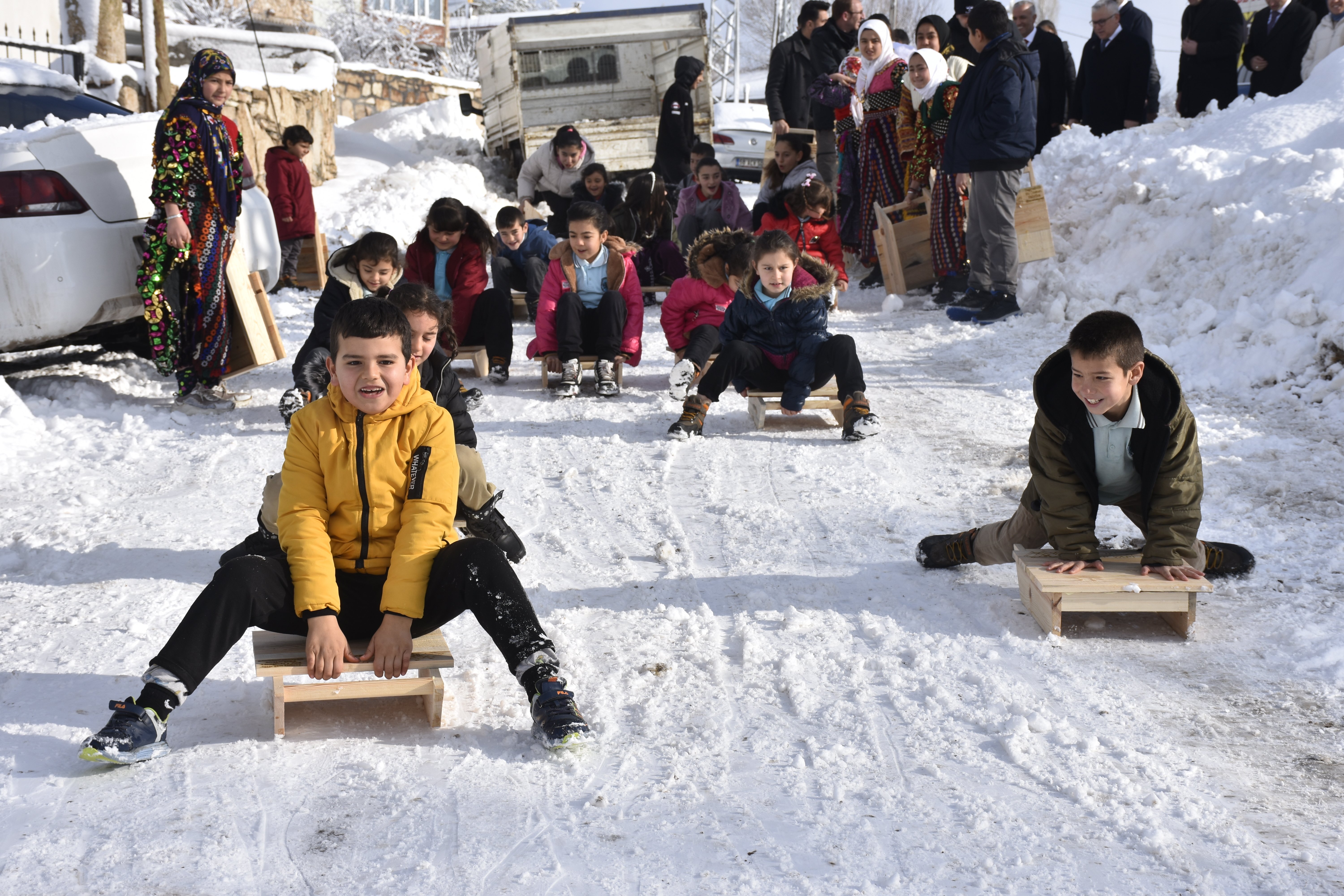 Köy çocukları kızaklarıyla birlikte