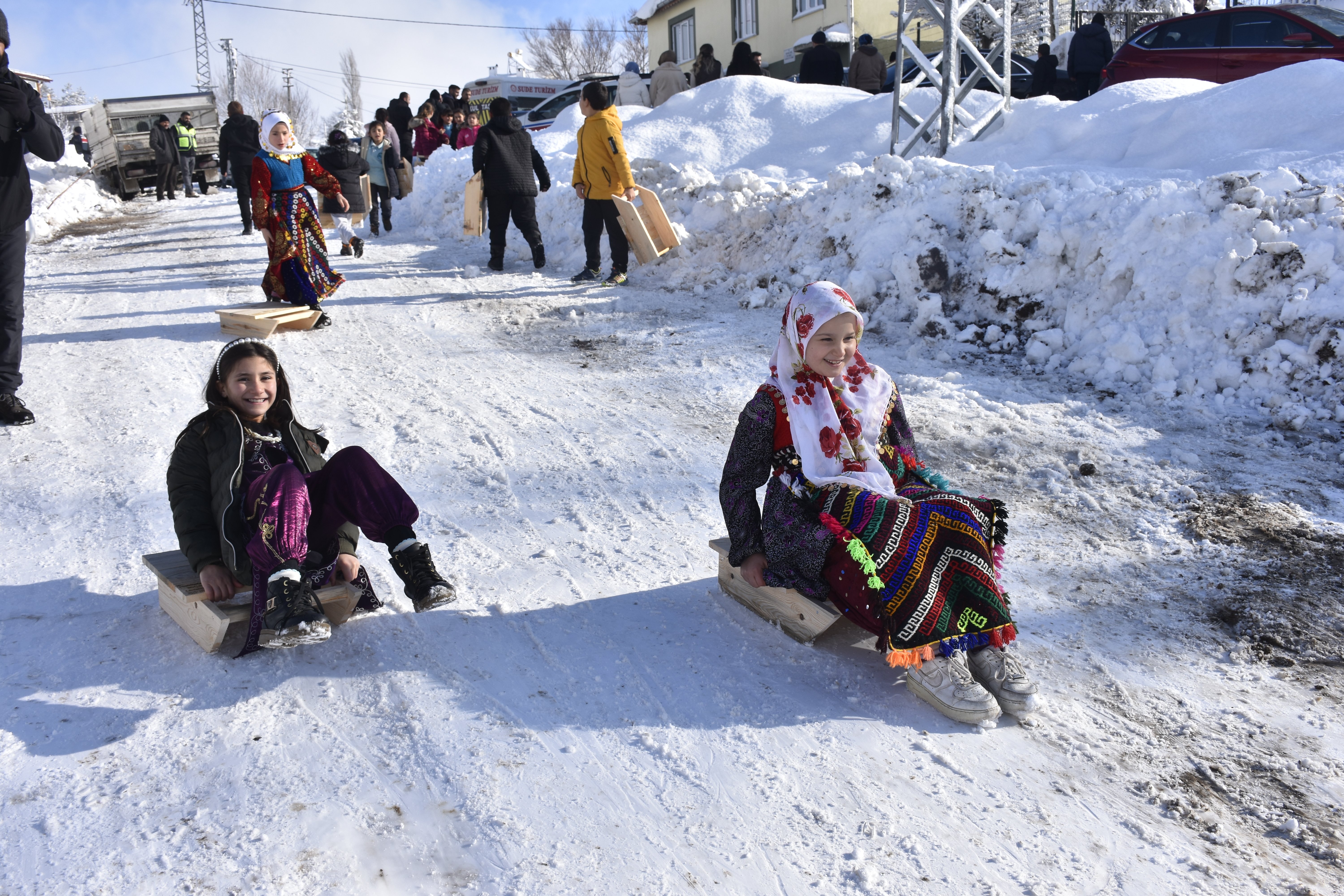 Vali Şimşek ve öğrenciler