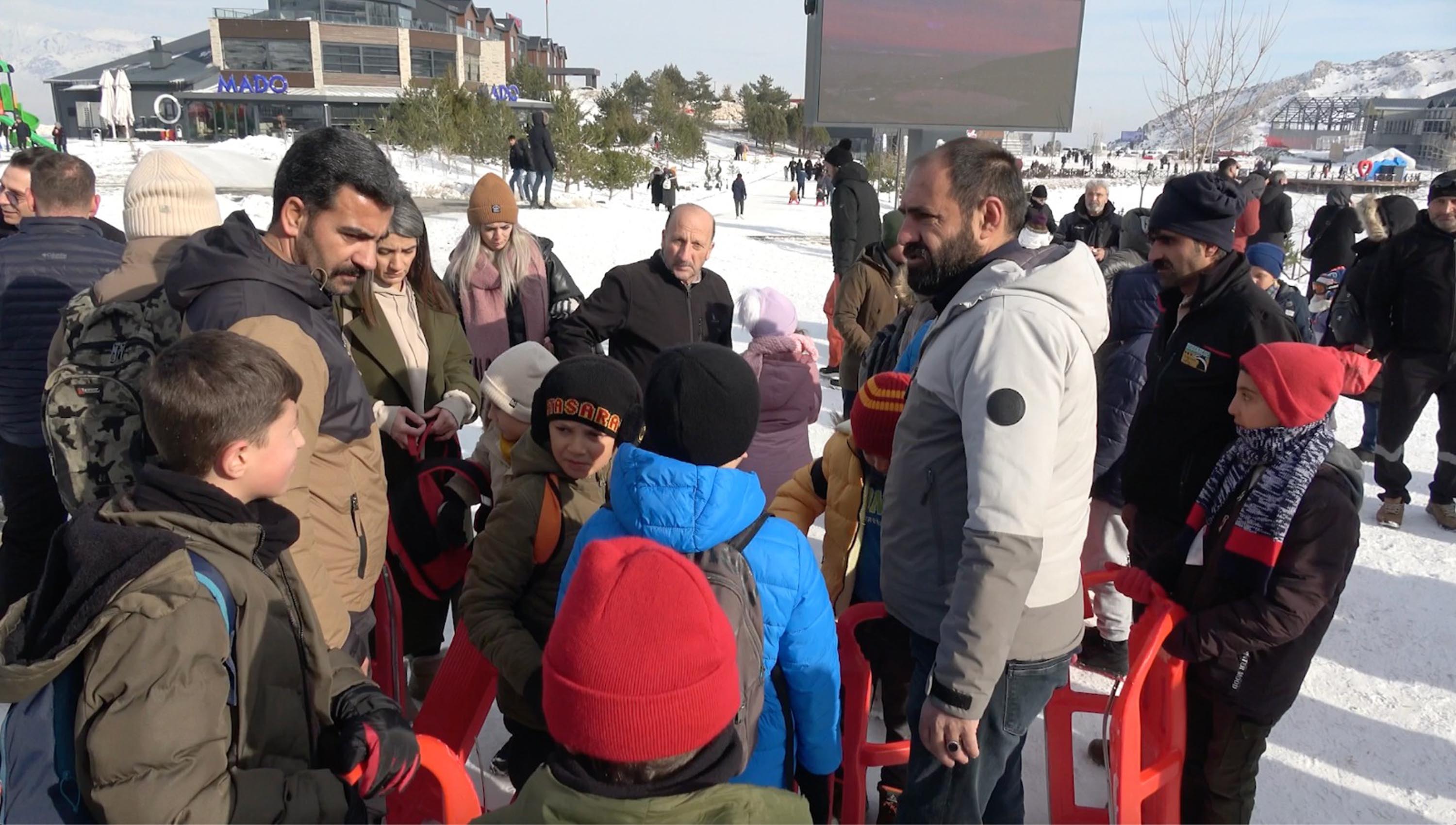 Çocuklar Ergan Dağı Kayak Merkezinde kızakla kayıyor