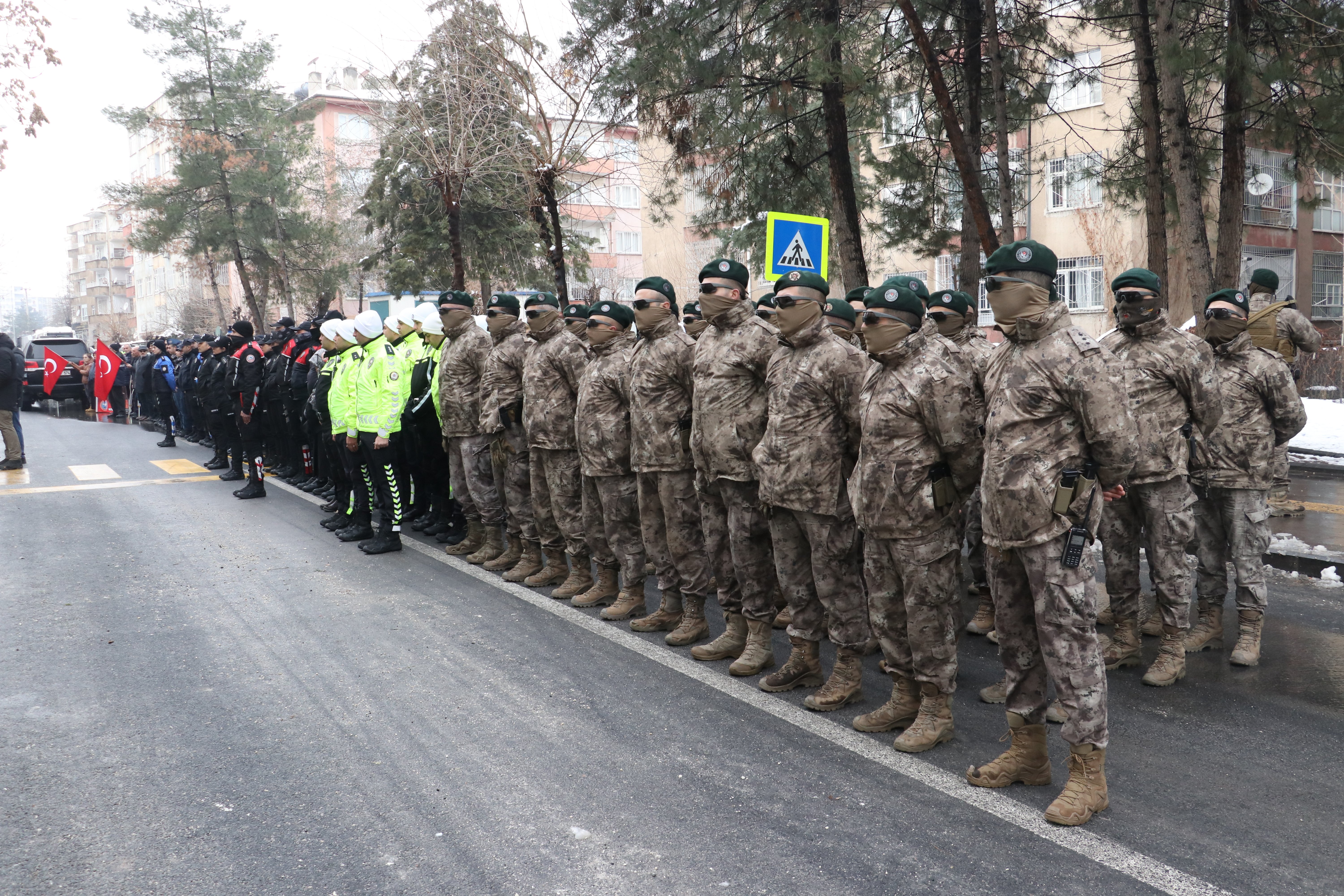 Şehit polisler için anıta karanfil bırakılıyor