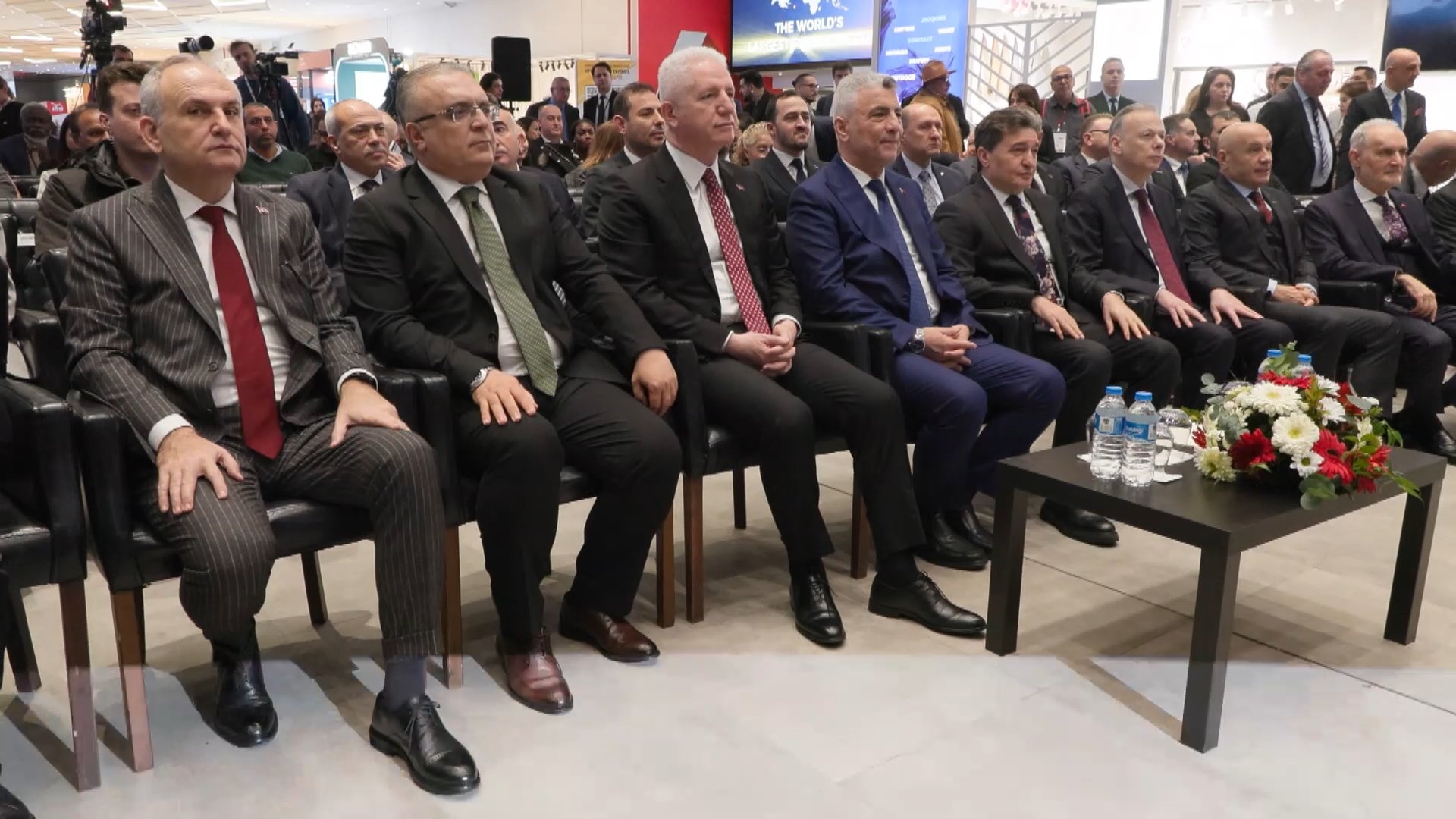 Ticaret Bakanı Ömer Bolat fuar alanını geziyor