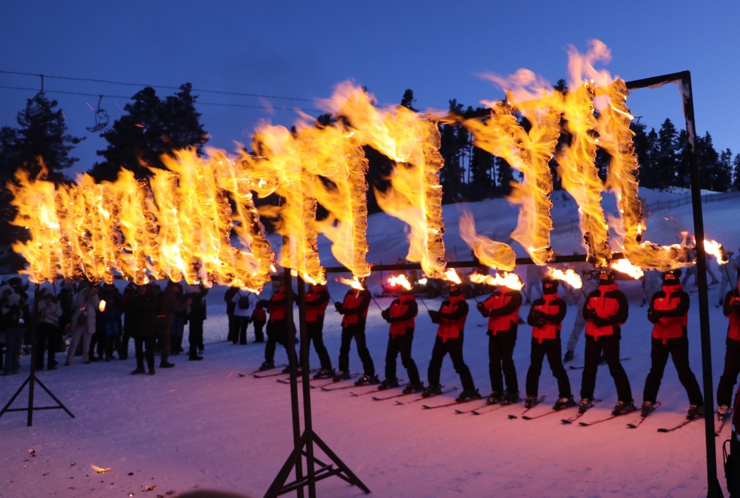 JAK timleri meşaleli kayak gösterisi