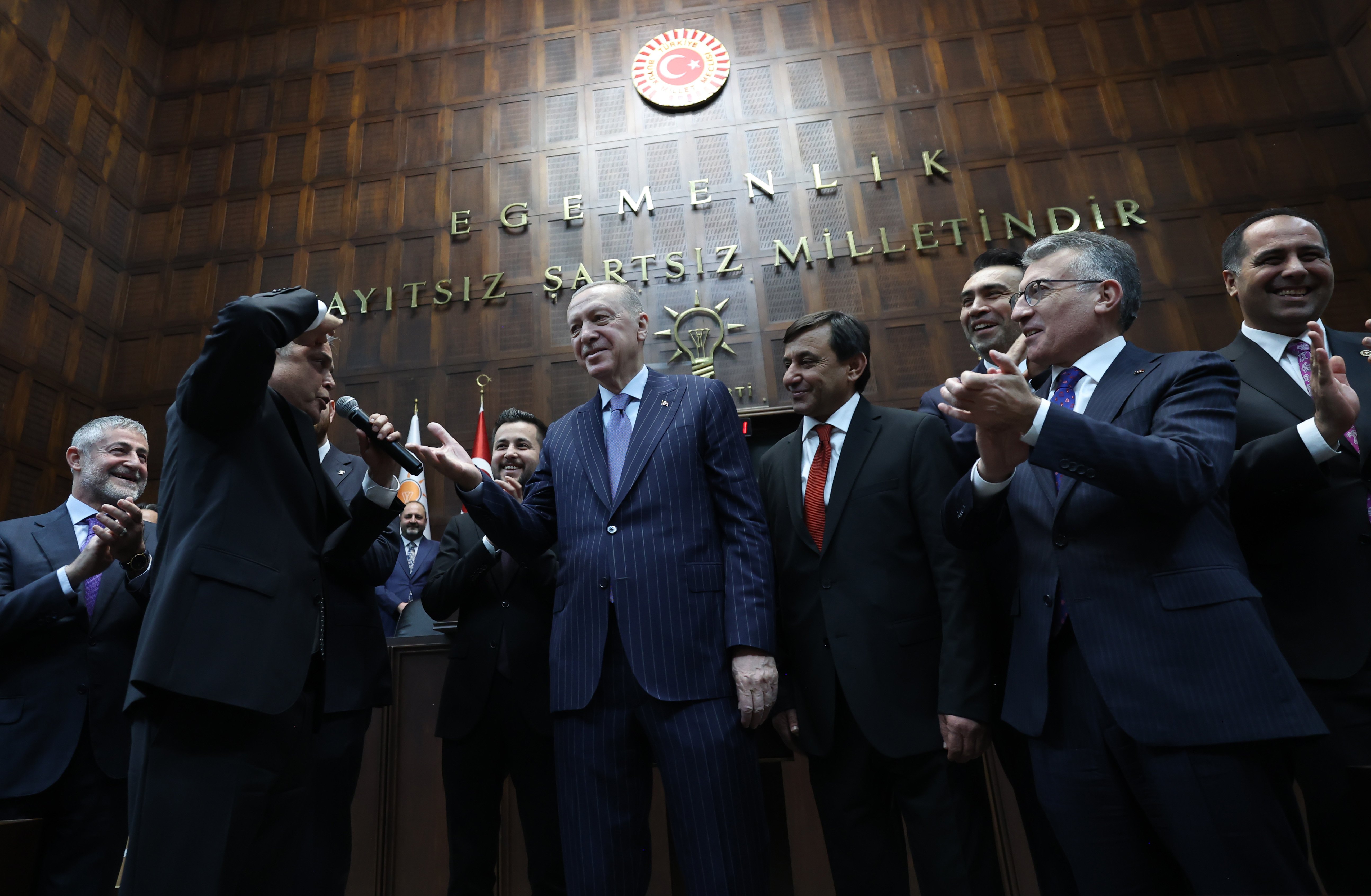 Cumhurbaşkanı Erdoğan rozet takıyor