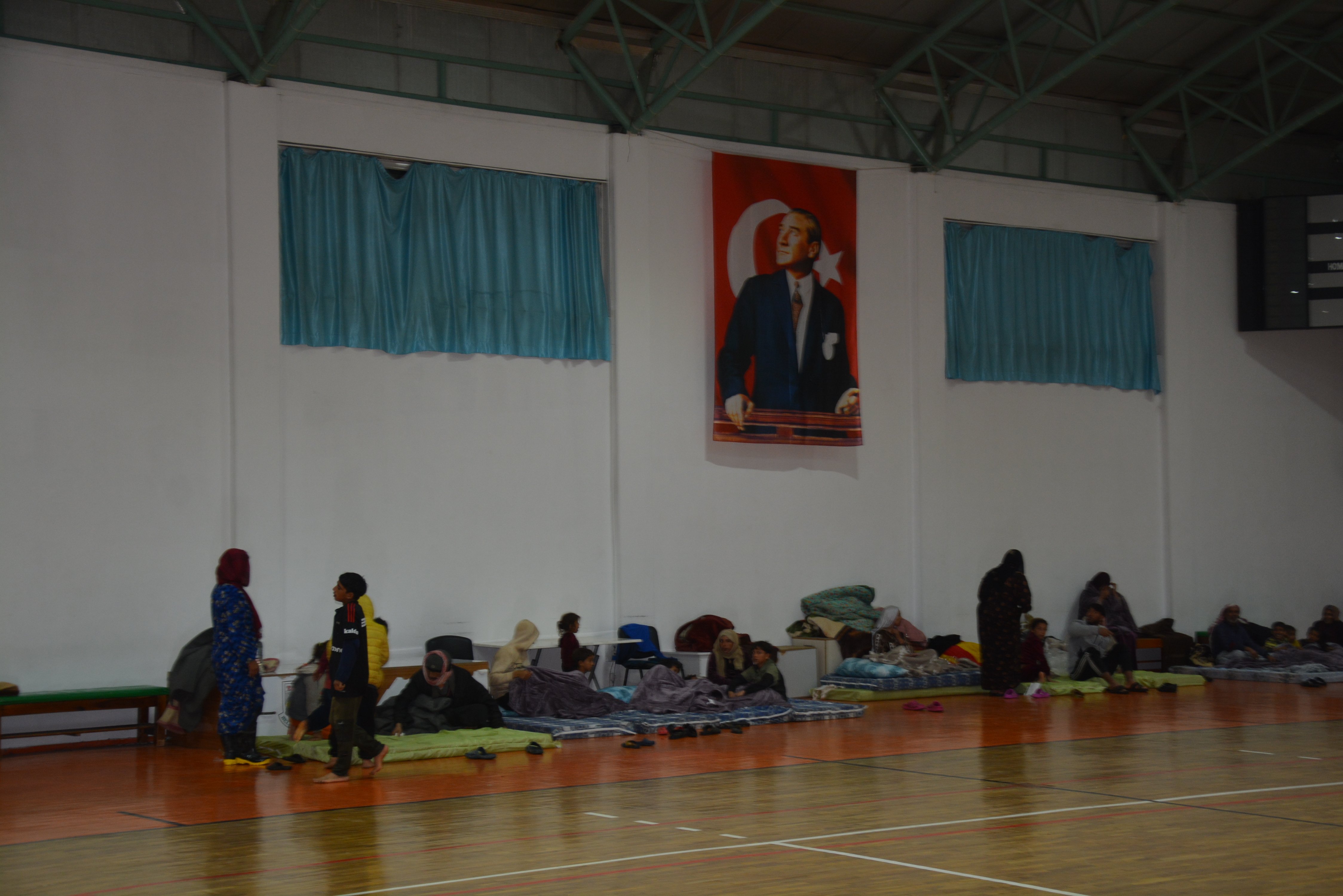 Mersin Büyükşehir Belediyesi tarım işçilerini tahliye ediyor