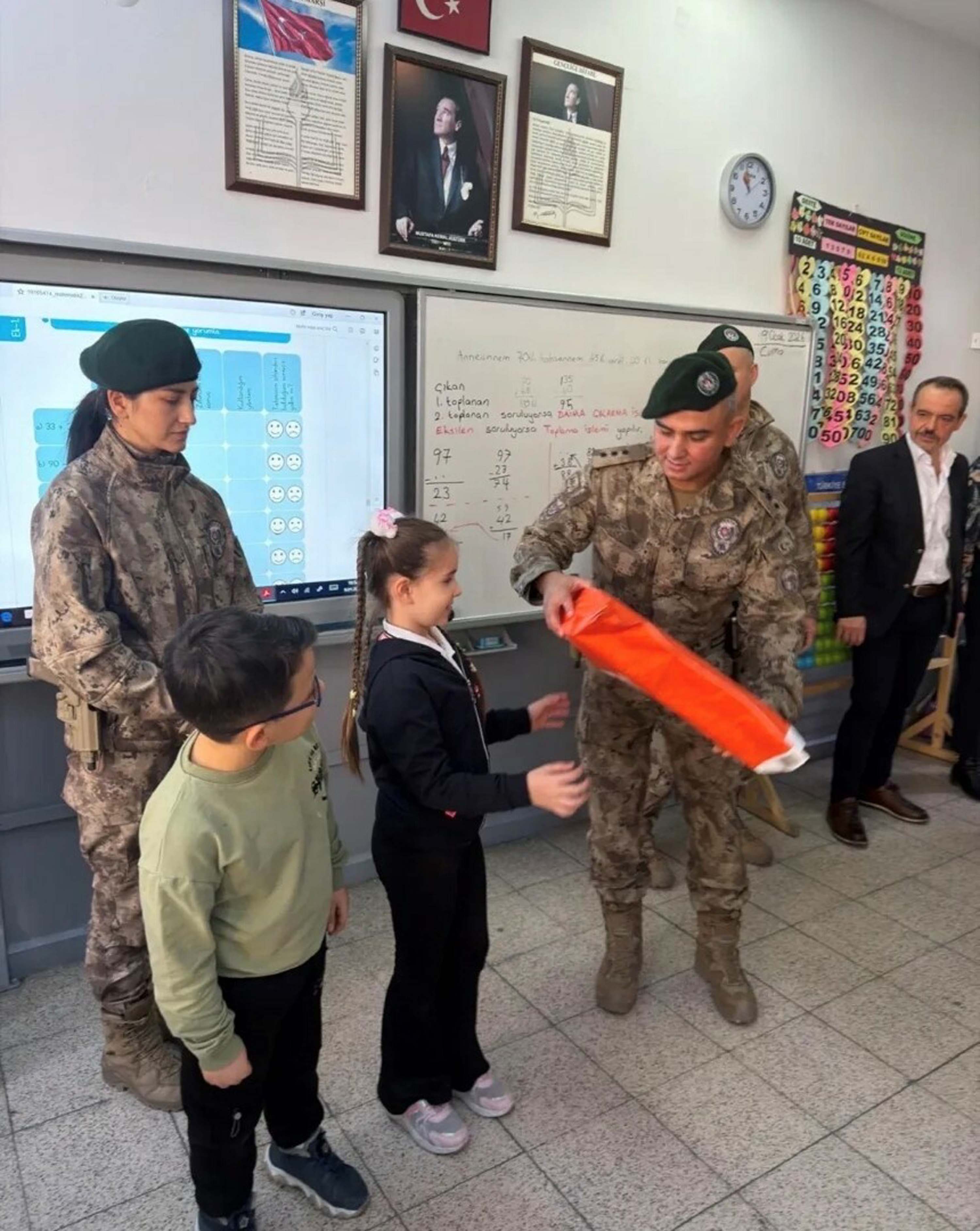 Şehit kızı ve sınıf arkadaşları