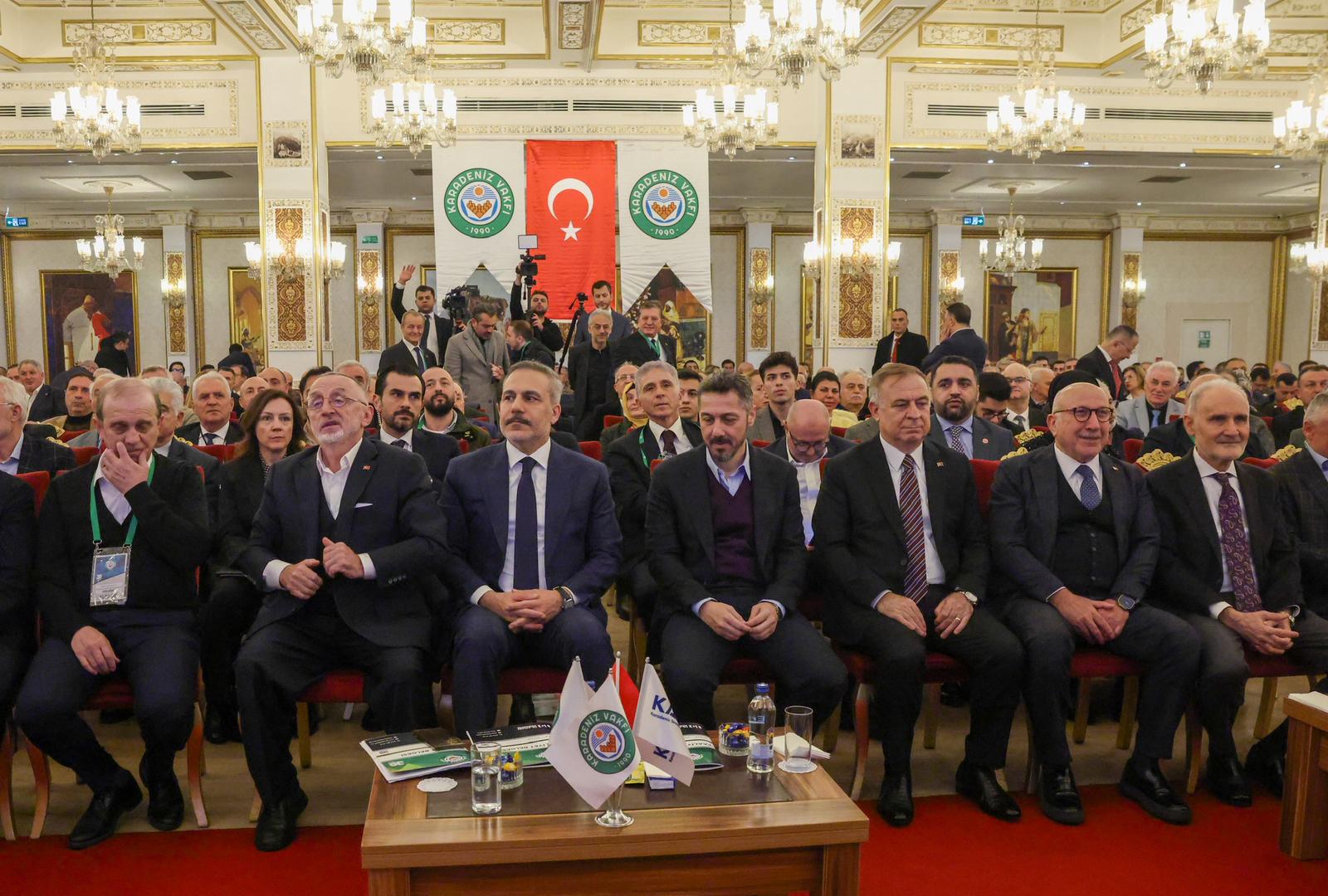 Hakan Fidan kongre salonunda