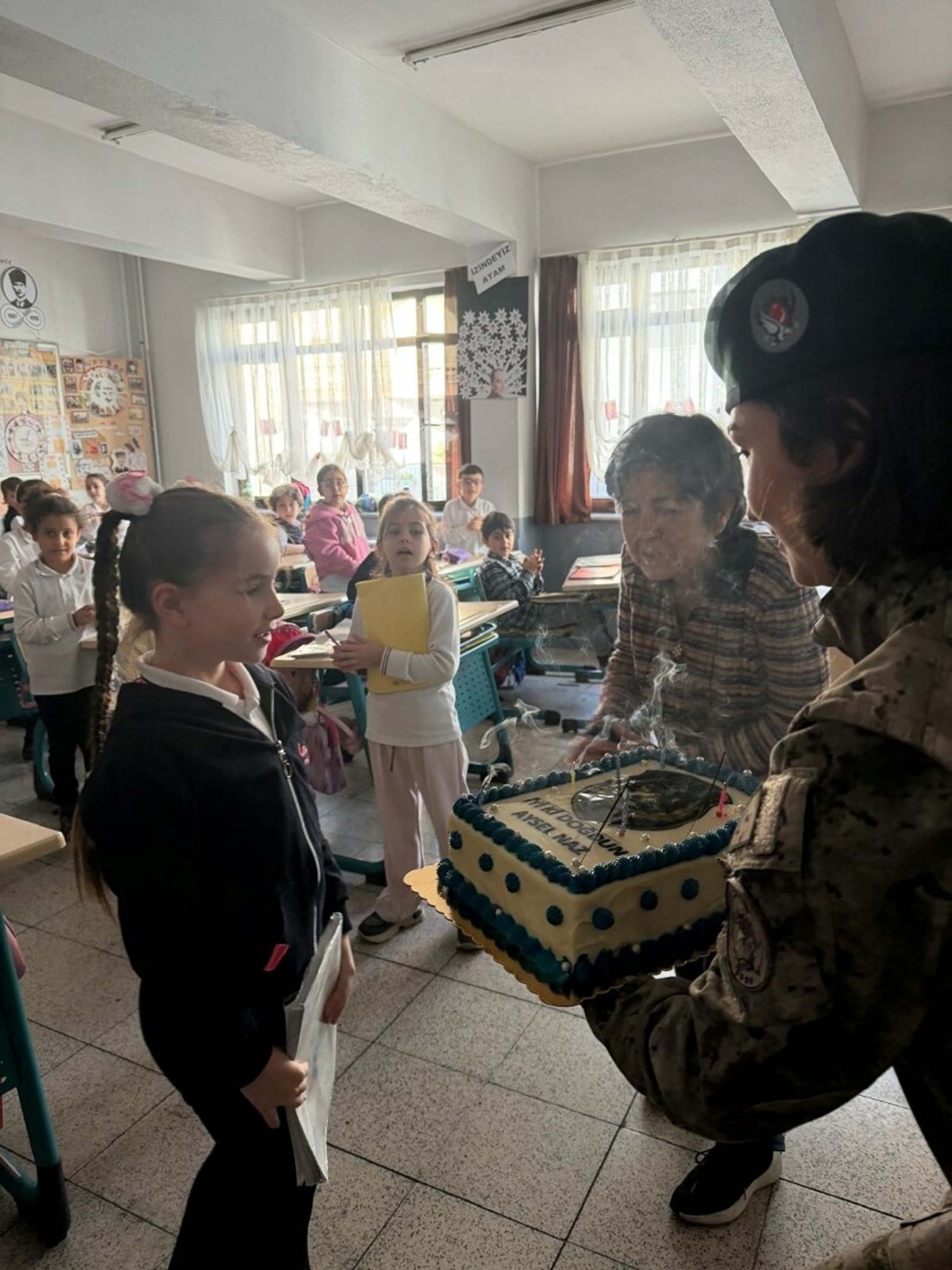 Özel Harekat polisleri şehit kızını ziyaret