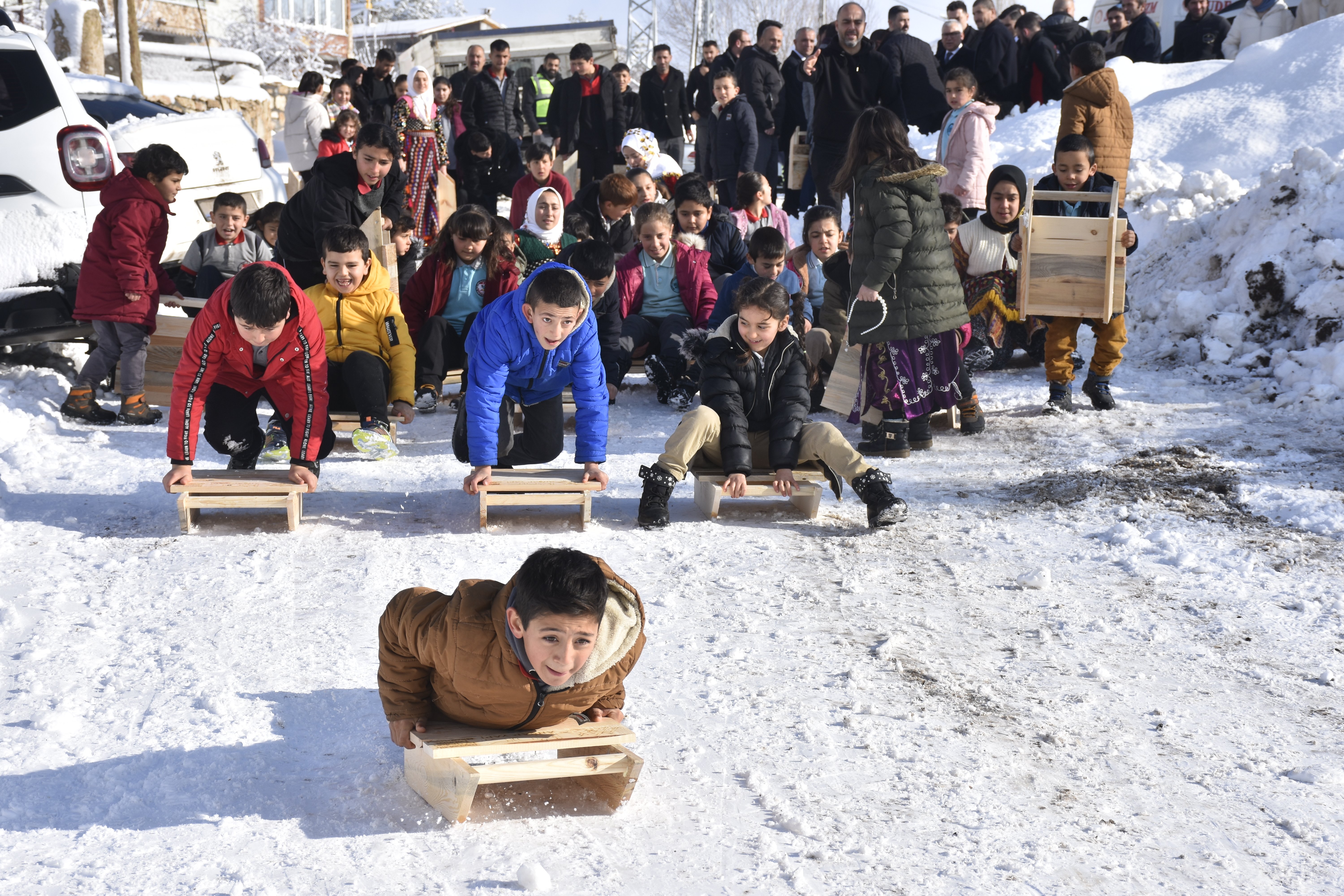 Köy çocukları kızak keyfi yapıyor