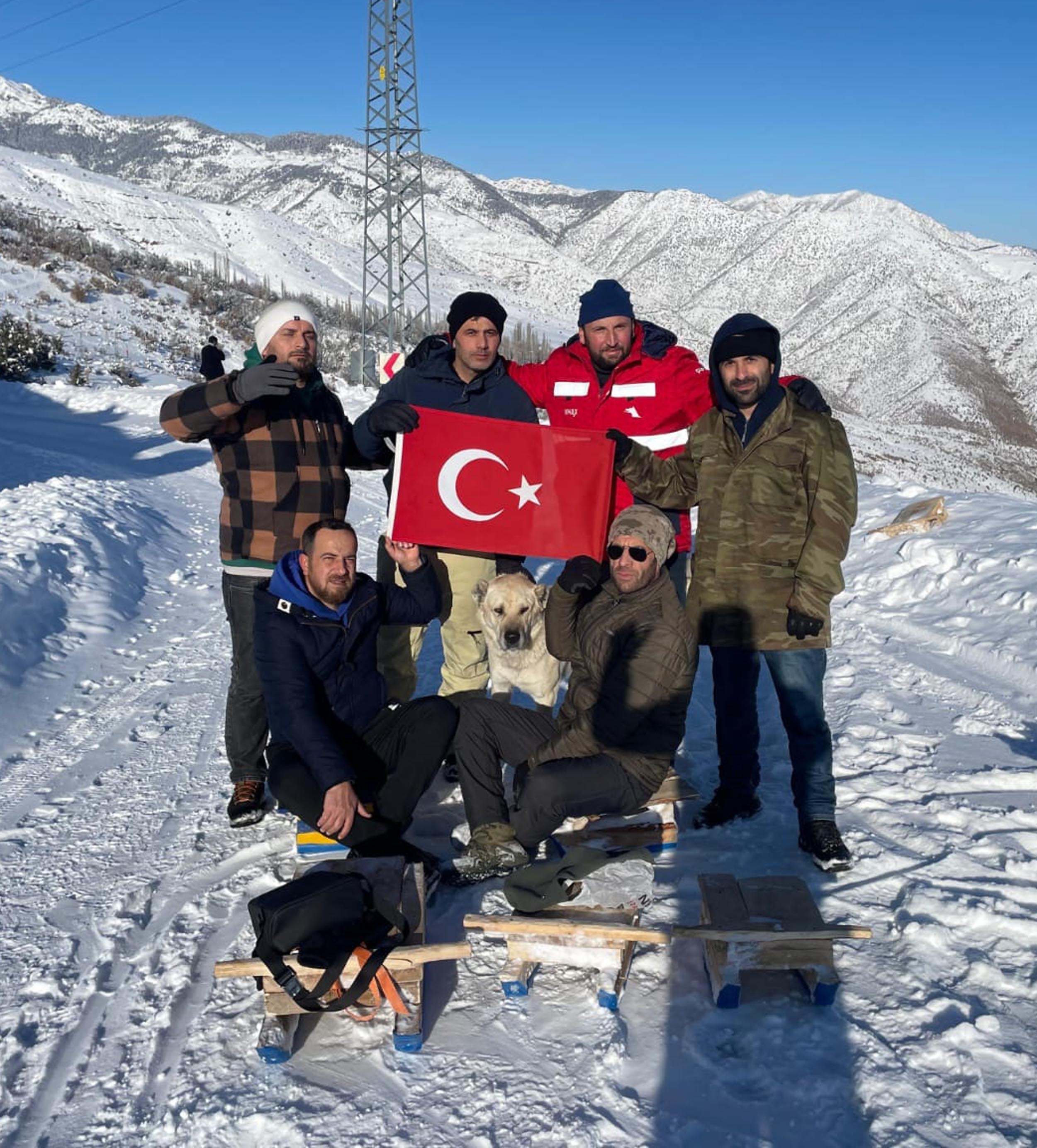 İspirli gençler tepede Türk bayrağı açtı