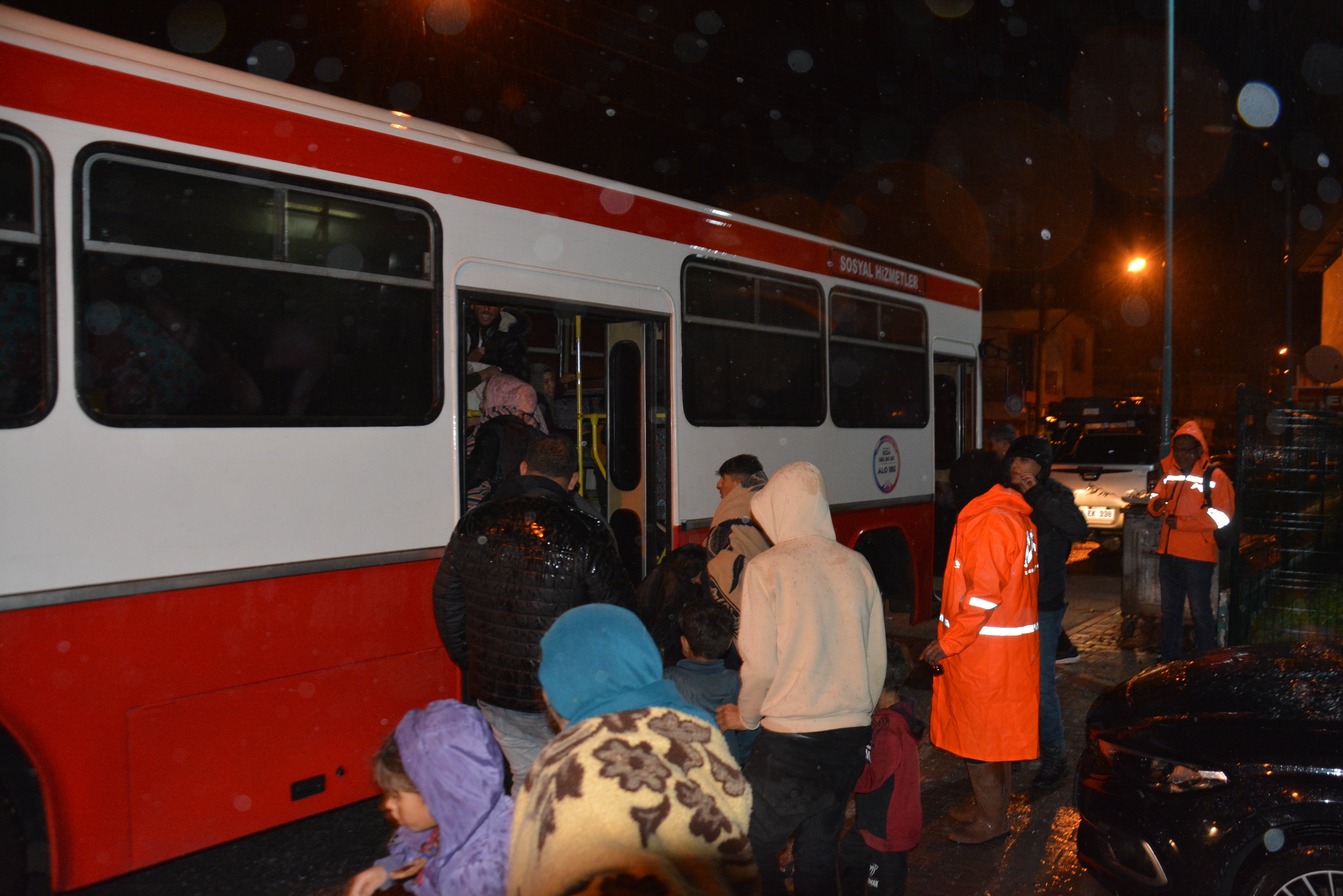Mevsimlik tarım işçilerinin su basan çadırları