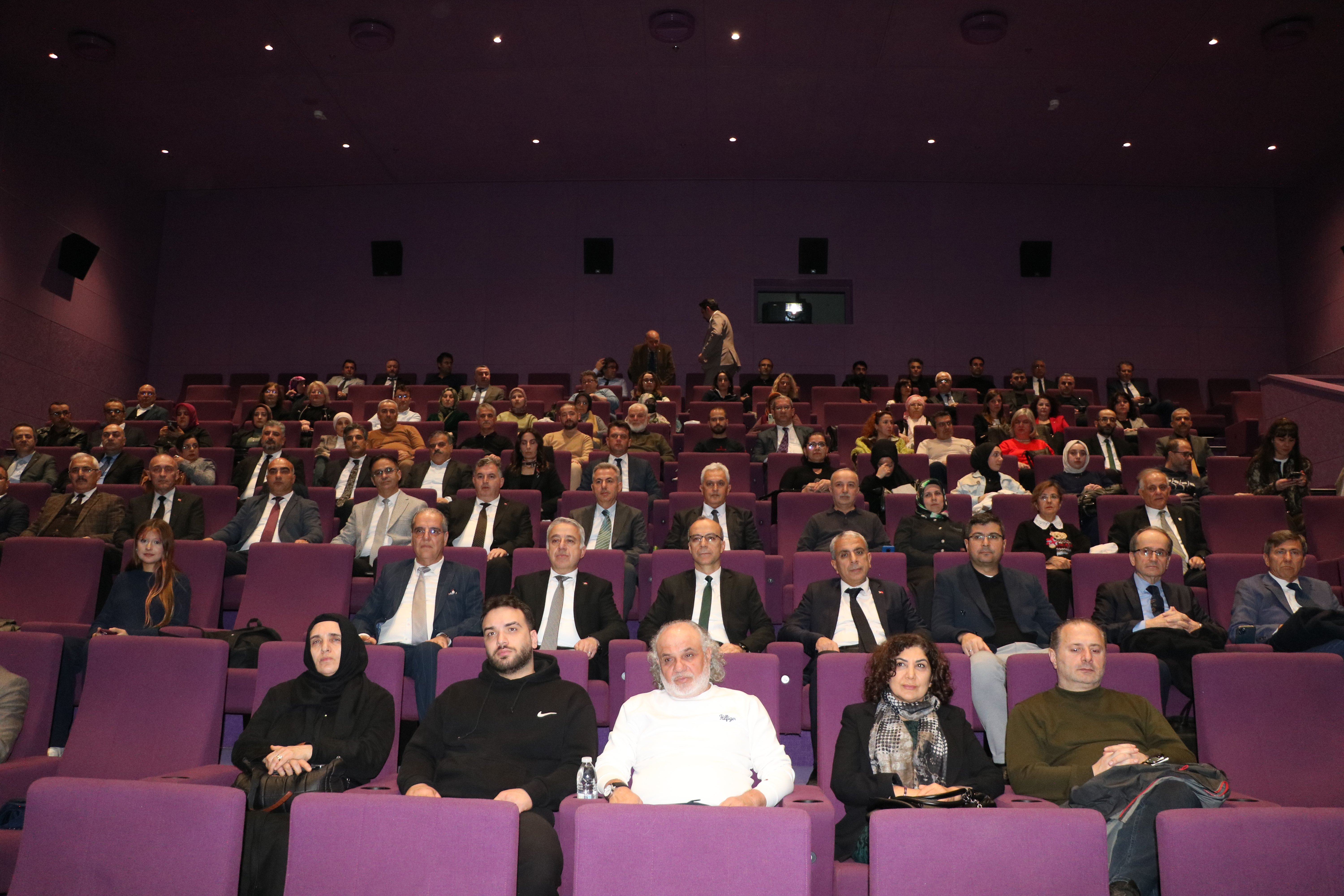 İzmir Valisi Süleyman Elban film gösteriminde