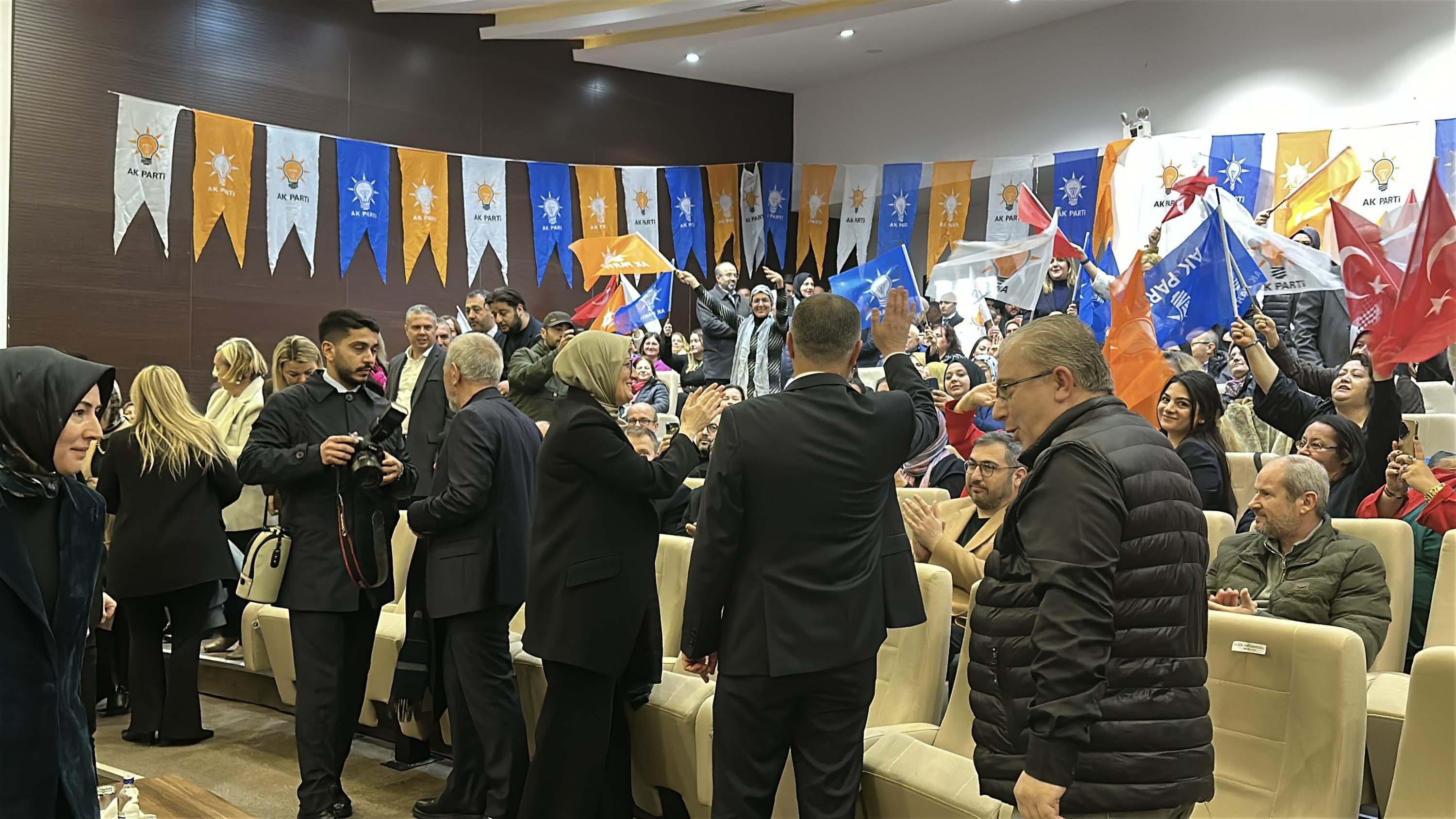 Belgin Uygur Konuşma Yapıyor