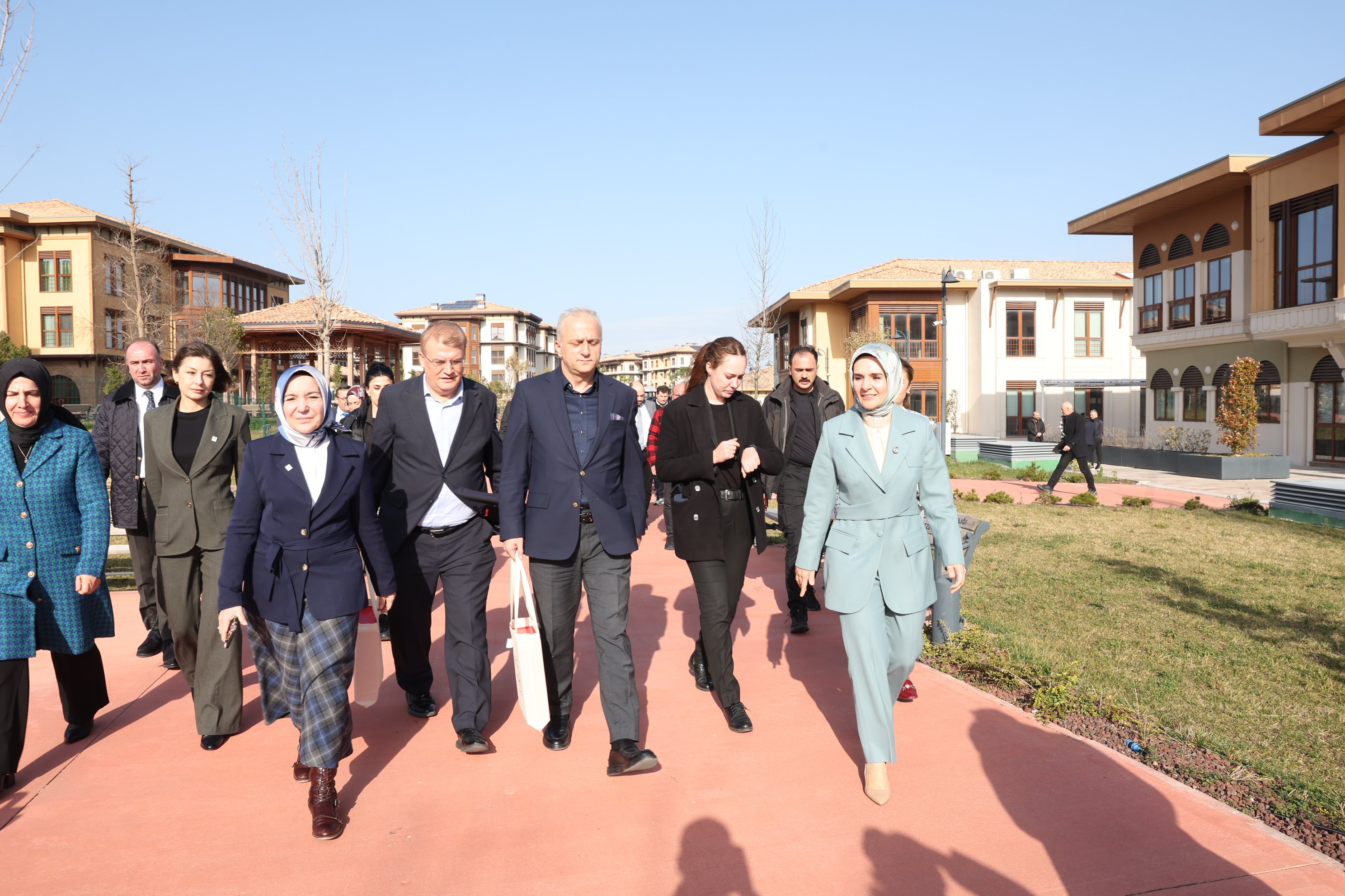 Bakan Göktaş yaşlı vatandaşlarla sohbet ediyor