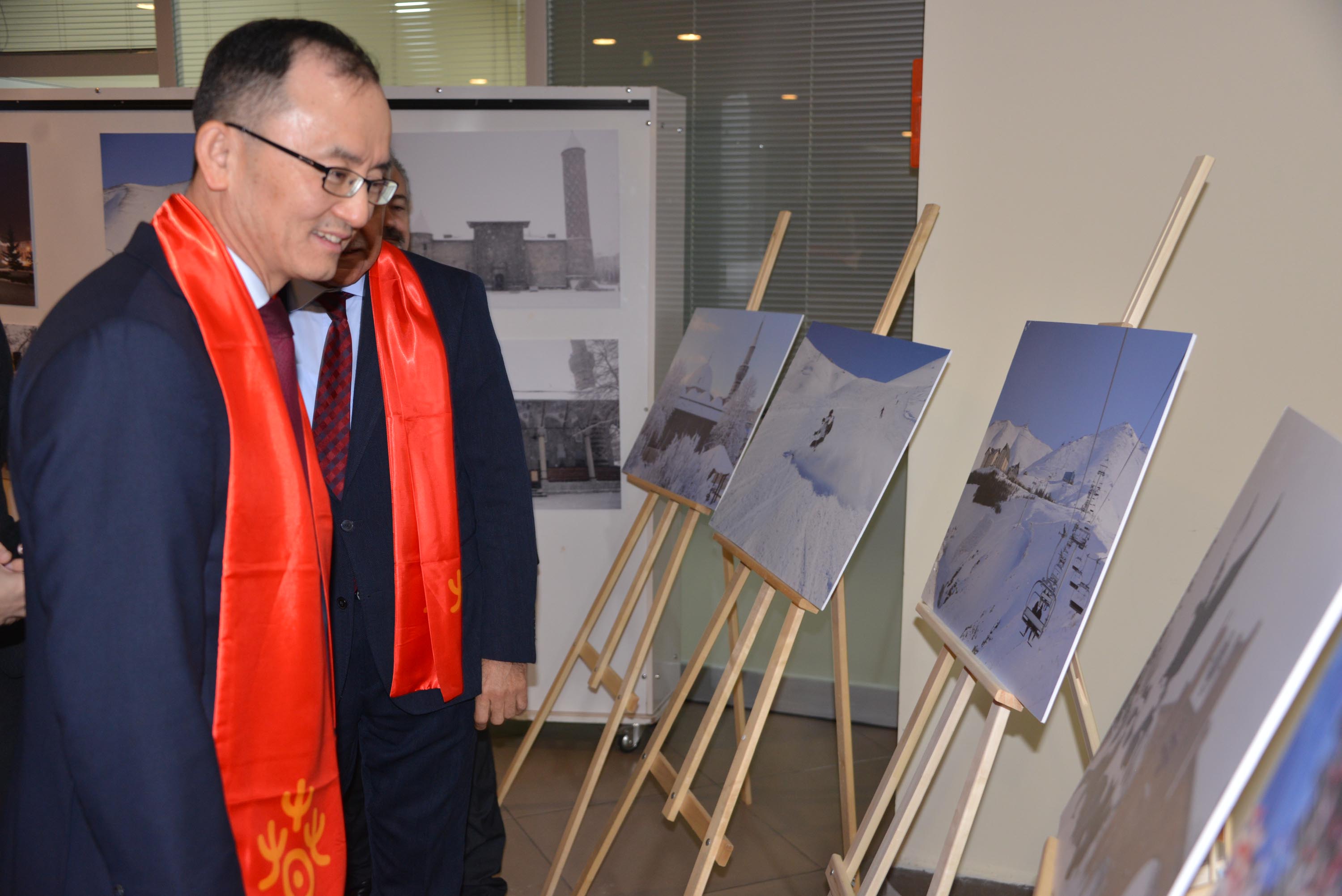 Çin Büyükelçisi yerel ürünleri inceliyor