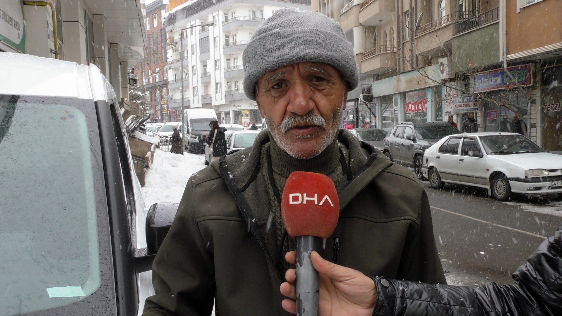 Abdulkadir Yüksel belgeleri gösteriyor