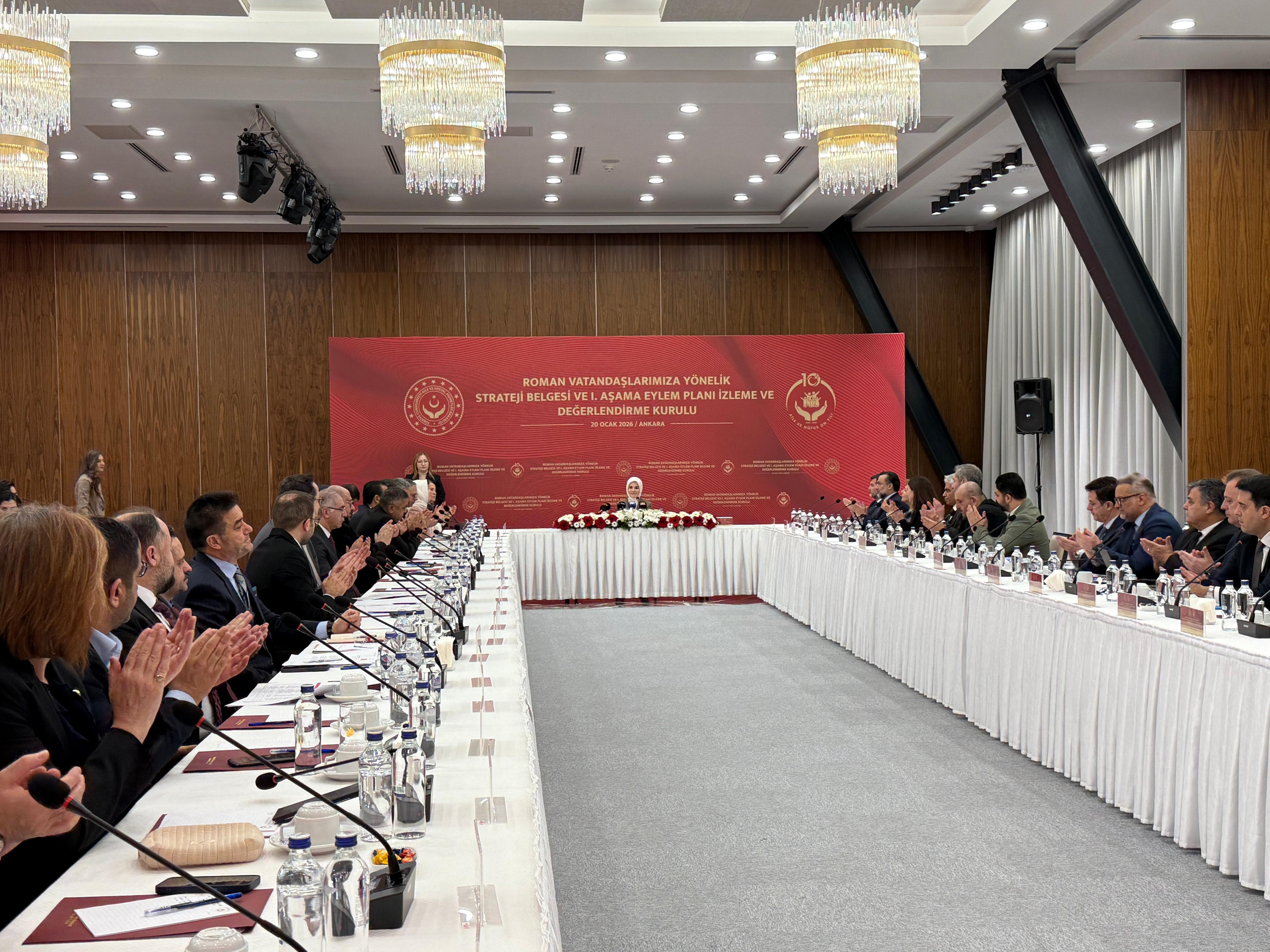 Aile ve Sosyal Hizmetler Bakanı Mahinur Özdemir Göktaş Roman Vatandaşlara Yönelik Strateji Belgesi toplantısında konuşuyor