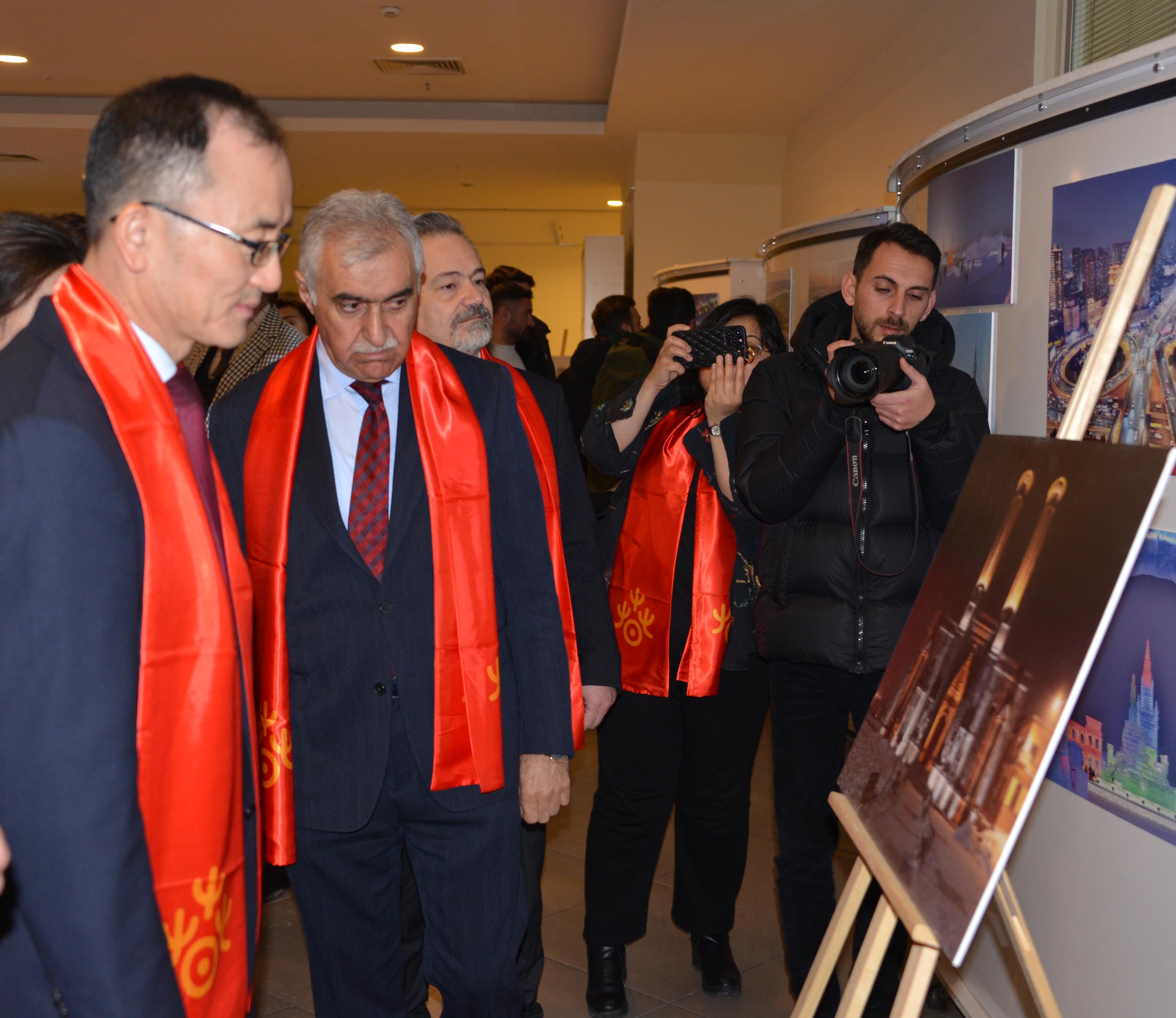 Çin Büyükelçisi sergiyi geziyor